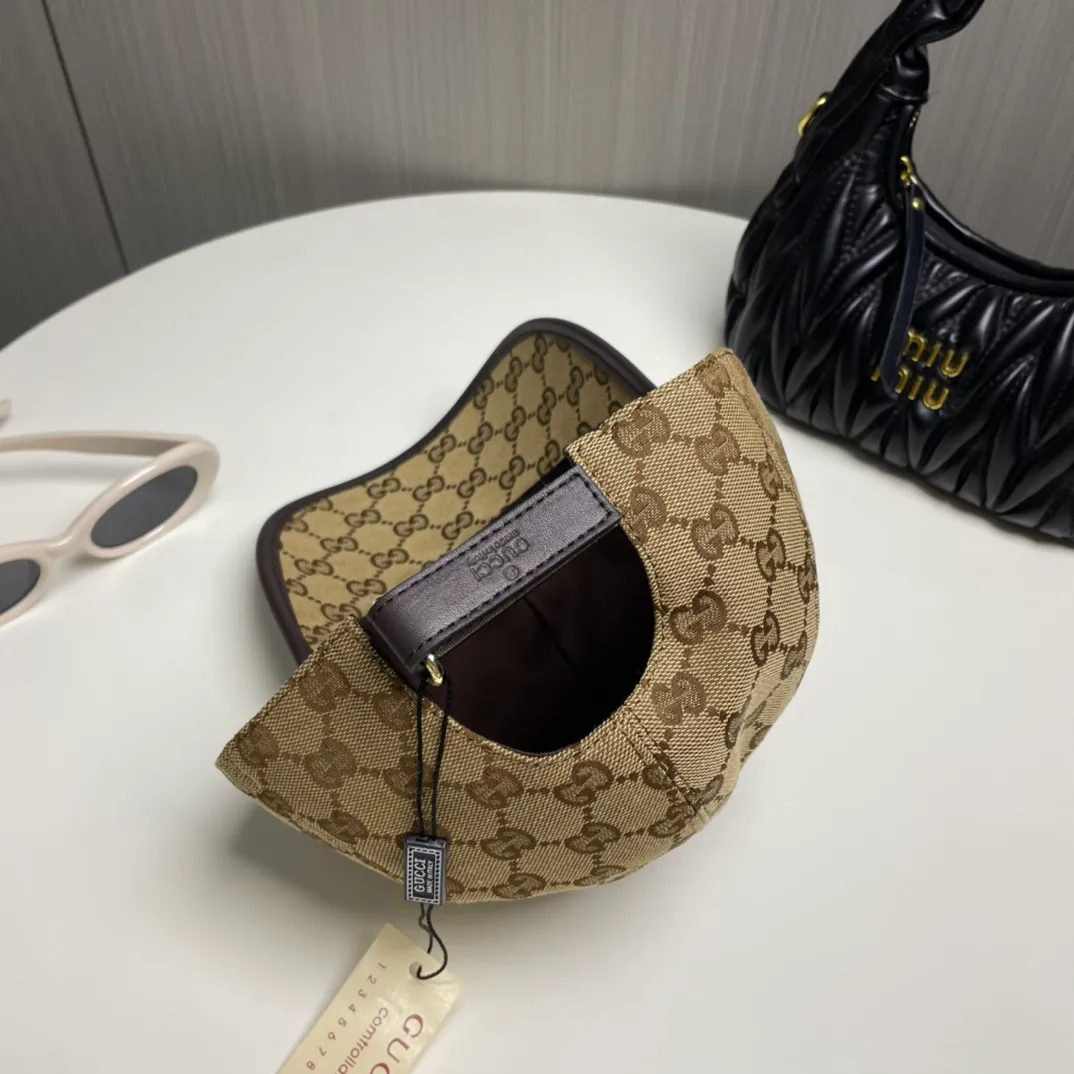 P86 Gucci (Gucci) classic original baseball cap, vertical small webbing, 1:1 mold customization, original canvas + first-layer cowhide, genuine leather edging, handsome and fashionable, popular purchasing agent, versatile style for men and women, great quality! The basic head circumference is 56cm, and the patch is adjustable.