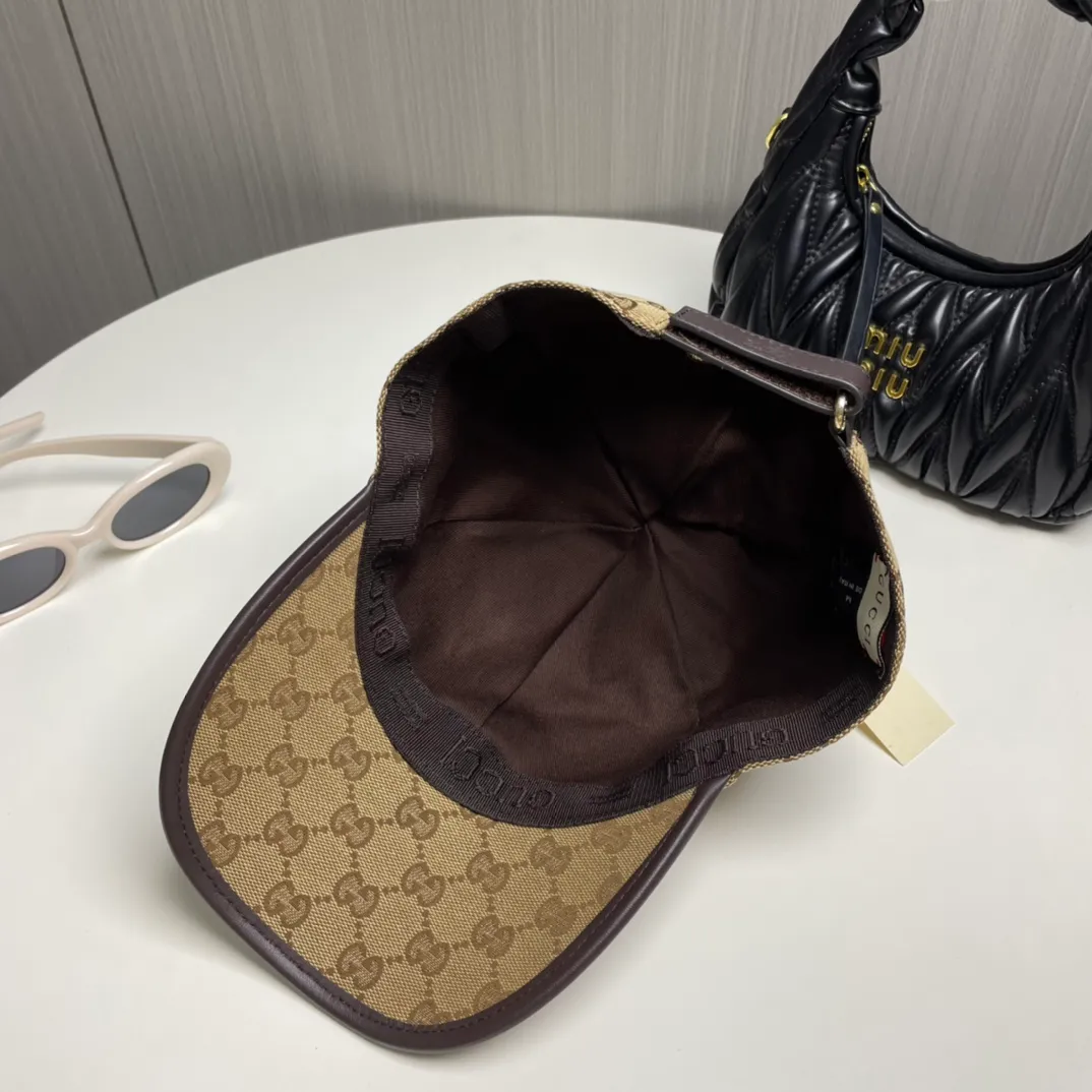 P86 Gucci (Gucci) classic original baseball cap, vertical small webbing, 1:1 mold customization, original canvas + first-layer cowhide, genuine leather edging, handsome and fashionable, popular purchasing agent, versatile style for men and women, great quality! The basic head circumference is 56cm, and the patch is adjustable.