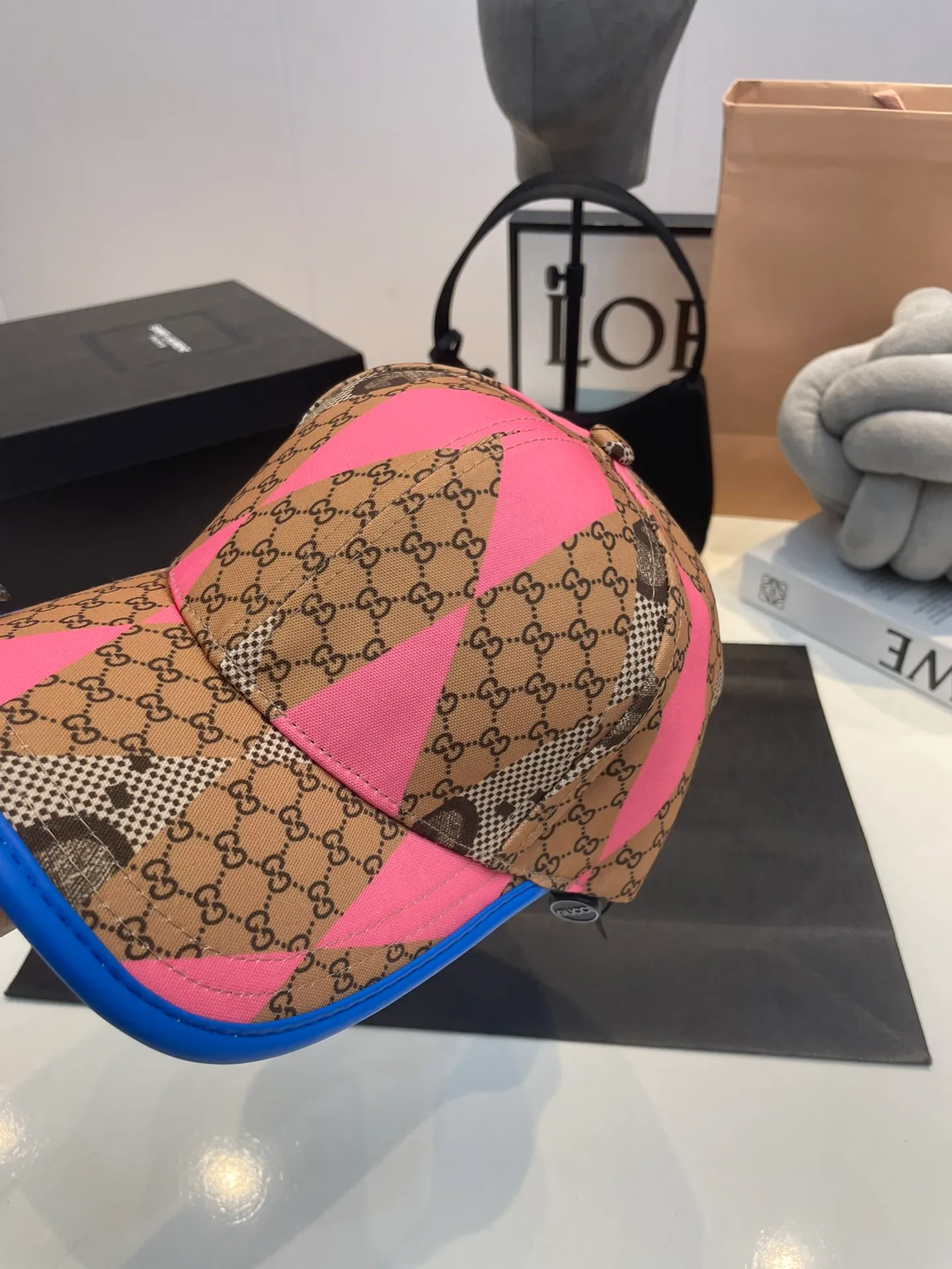 P60 Gucci Baseball Cap♥️GUCCI🧢New product from the official website, baseball cap, original quality, very popular 🔥🎩 The craftsmanship is very exquisite, high-end and classy! Low-key luxury, easy to carry! Running volume