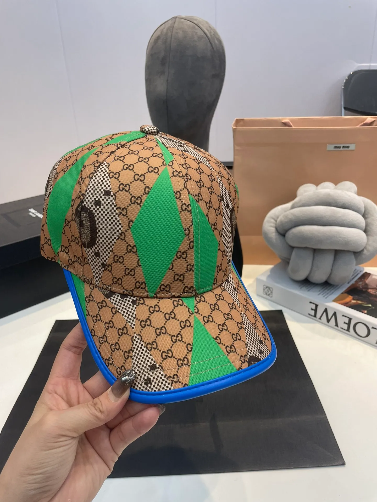 P60 Gucci Baseball Cap♥️GUCCI🧢New product from the official website, baseball cap, original quality, very popular 🔥🎩 The craftsmanship is very exquisite, high-end and classy! Low-key luxury, easy to carry! Running volume