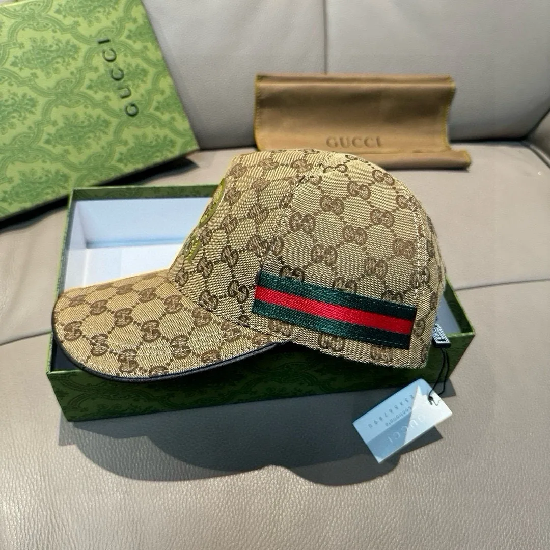 Batch 90, Gucci (Gucci) original baseball cap, bronzing double G, 1:1 mold customization, the highest version, original canvas + first layer of cowhide, pure cotton lining, light and breathable, real shot! To be the most handsome boy among the crowd, it must be you! The basic head circumference is 56cm, and the patch is adjustable.