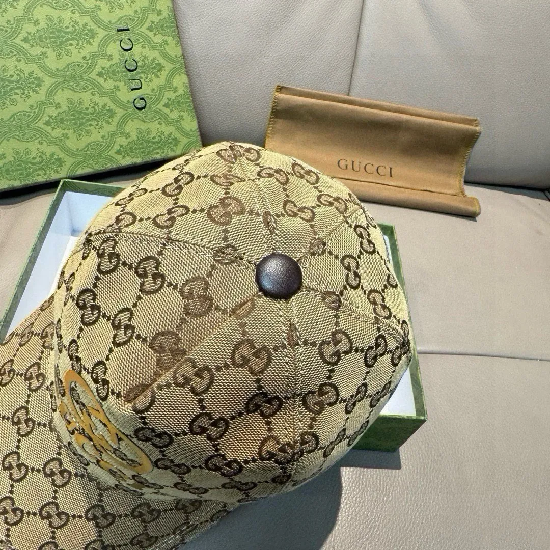Batch 90, Gucci (Gucci) original baseball cap, bronzing double G, 1:1 mold customization, the highest version, original canvas + first layer of cowhide, pure cotton lining, light and breathable, real shot! To be the most handsome boy among the crowd, it must be you! The basic head circumference is 56cm, and the patch is adjustable.