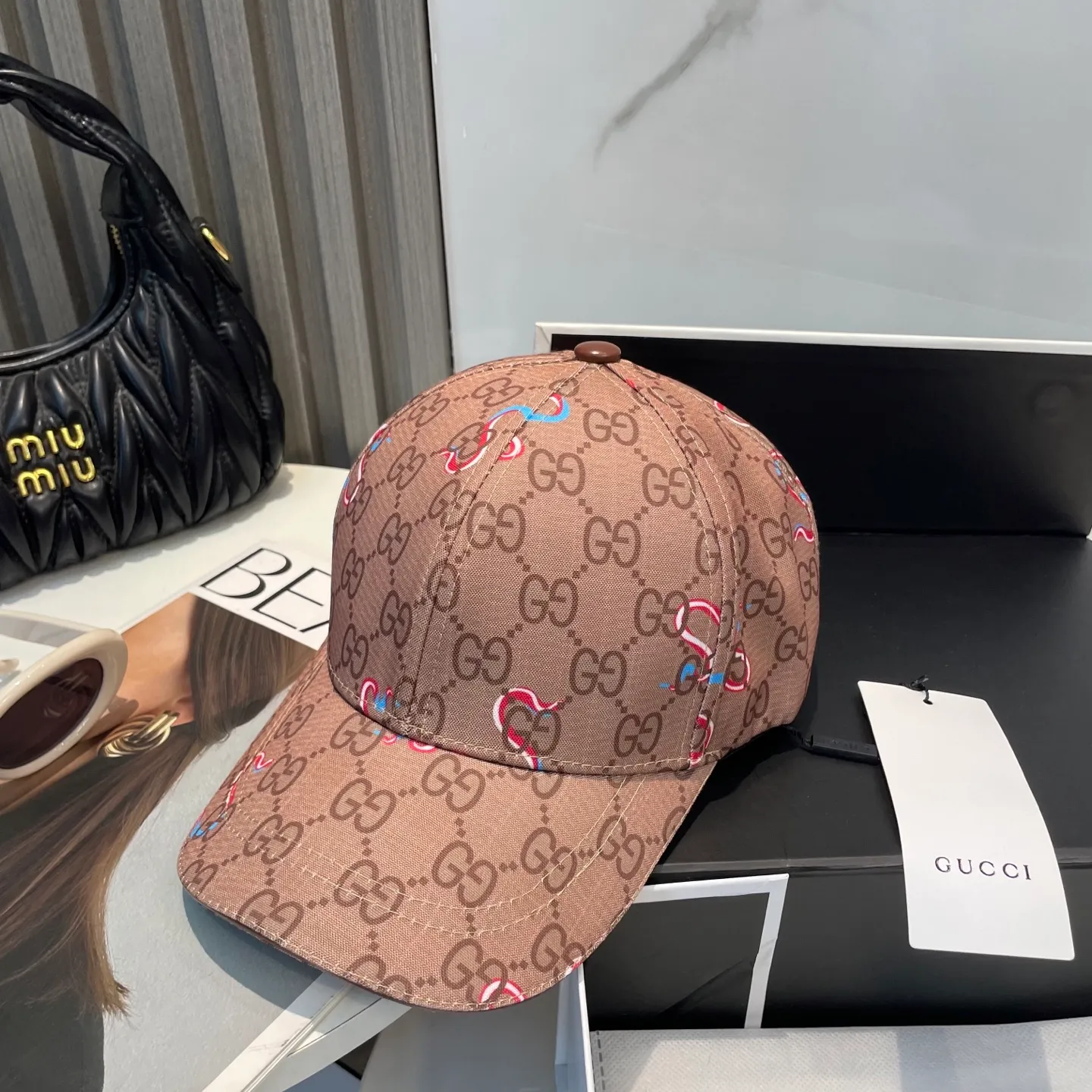 P60 Gucci new original baseball cap 🧢, exquisite and pure, stylish and stylish, cool and fashionable, out of stock at the counter, popular, great quality