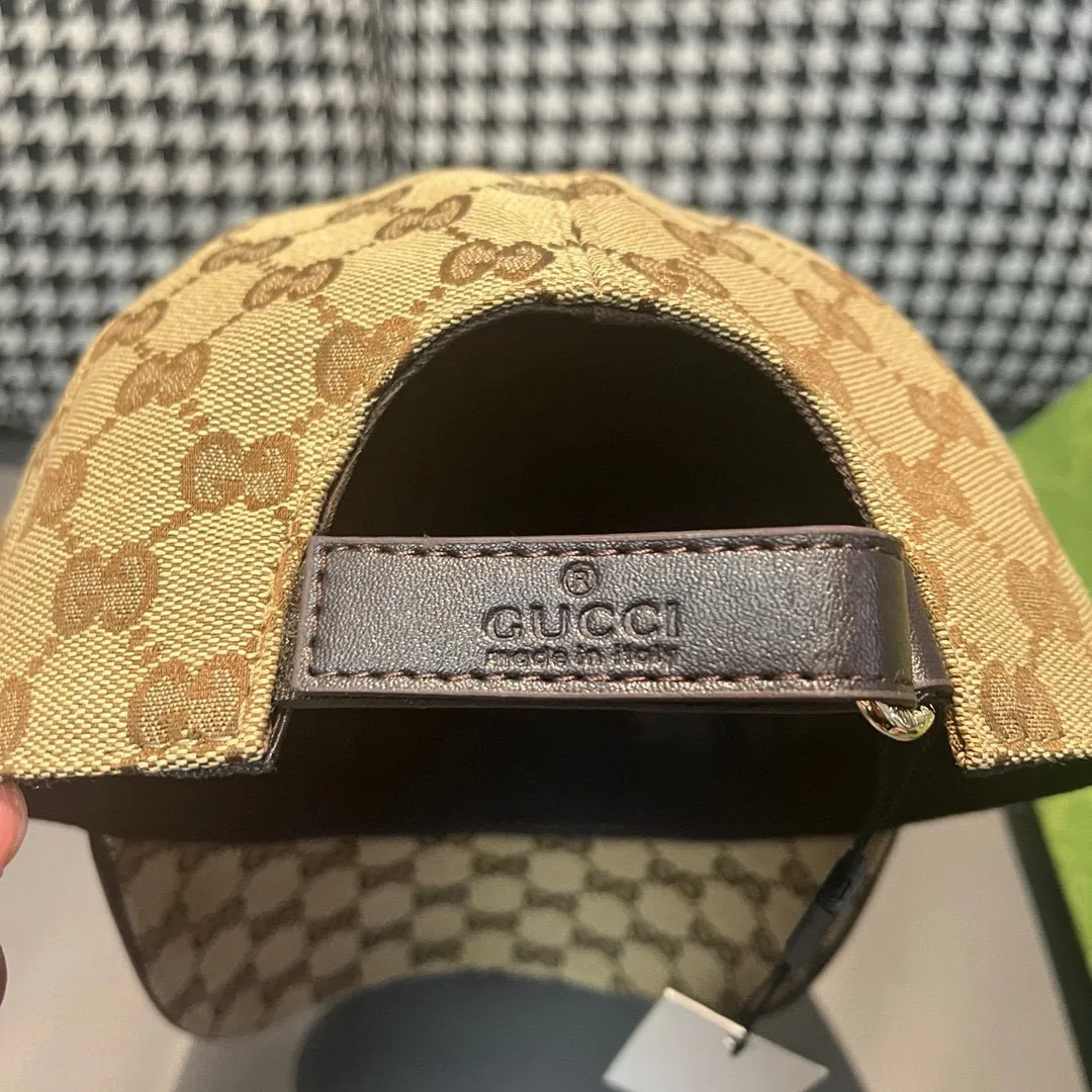 Batch of 900,000-year-old classic models shipped!   , Gucci (Gucci) classic original baseball cap 😍😍 small gold embroidery, 1:1 mold opening and customization at the counter, the highest version, original canvas + first-layer cowhide, pure cotton lining, light and breathable! Photographed in real life, suitable for men and women in all seasons, basic head circumference 56cm, adjustable patches.