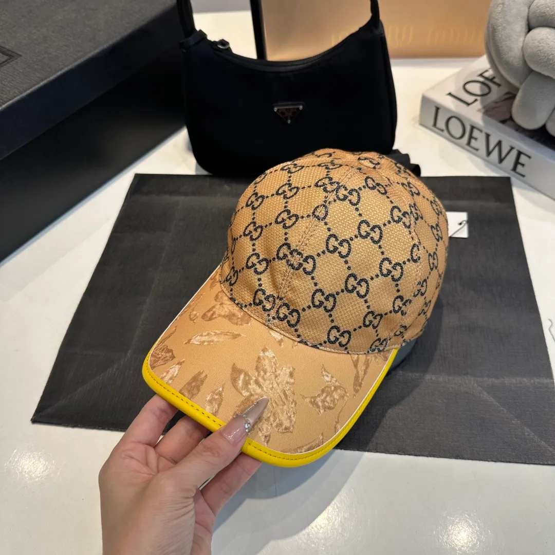 P90 Gucci's latest original baseball cap with wide webbing. 1:1 mold opening and customization at the counter, the highest version, original canvas fabric + first-layer cowhide, light and breathable! Photographed in real life, suitable for men and women in all seasons, basic head circumference 56cm, adjustable patches.