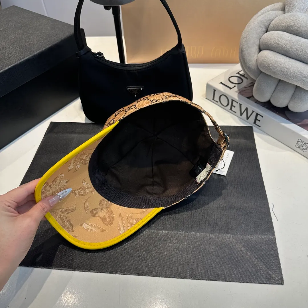 P90 Gucci's latest original baseball cap with wide webbing. 1:1 mold opening and customization at the counter, the highest version, original canvas fabric + first-layer cowhide, light and breathable! Photographed in real life, suitable for men and women in all seasons, basic head circumference 56cm, adjustable patches.