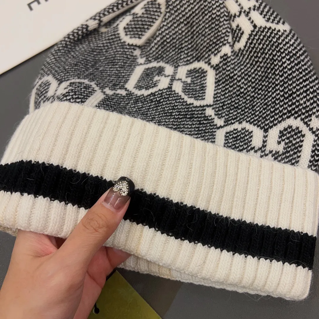 Special batch of 90 Gucci-new towel knitted woolen hat. The hot-selling knitted hat at the counter, super beautiful gg letters. Highly elastic knitted fabric, babies of any head shape can wear it with their eyes closed.