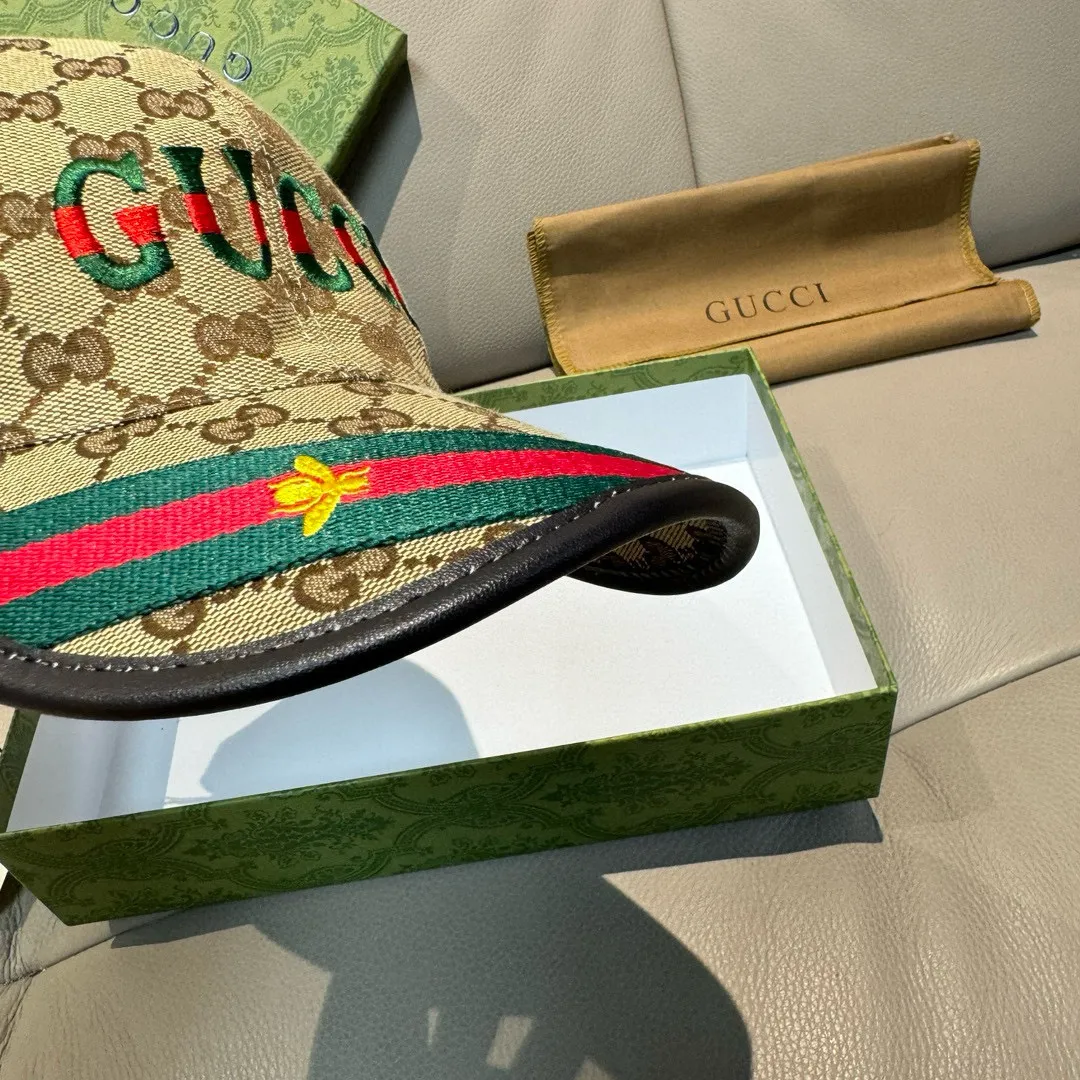 P90, Gucci's new original baseball cap, 1:1 mold customization, heavy embroidery, details comparable to those at counters, original canvas fabric + first-layer cowhide, great quality! The first choice for handsome men and beautiful women, fashionable and versatile. The basic head circumference is 56cm, and the patch is adjustable.