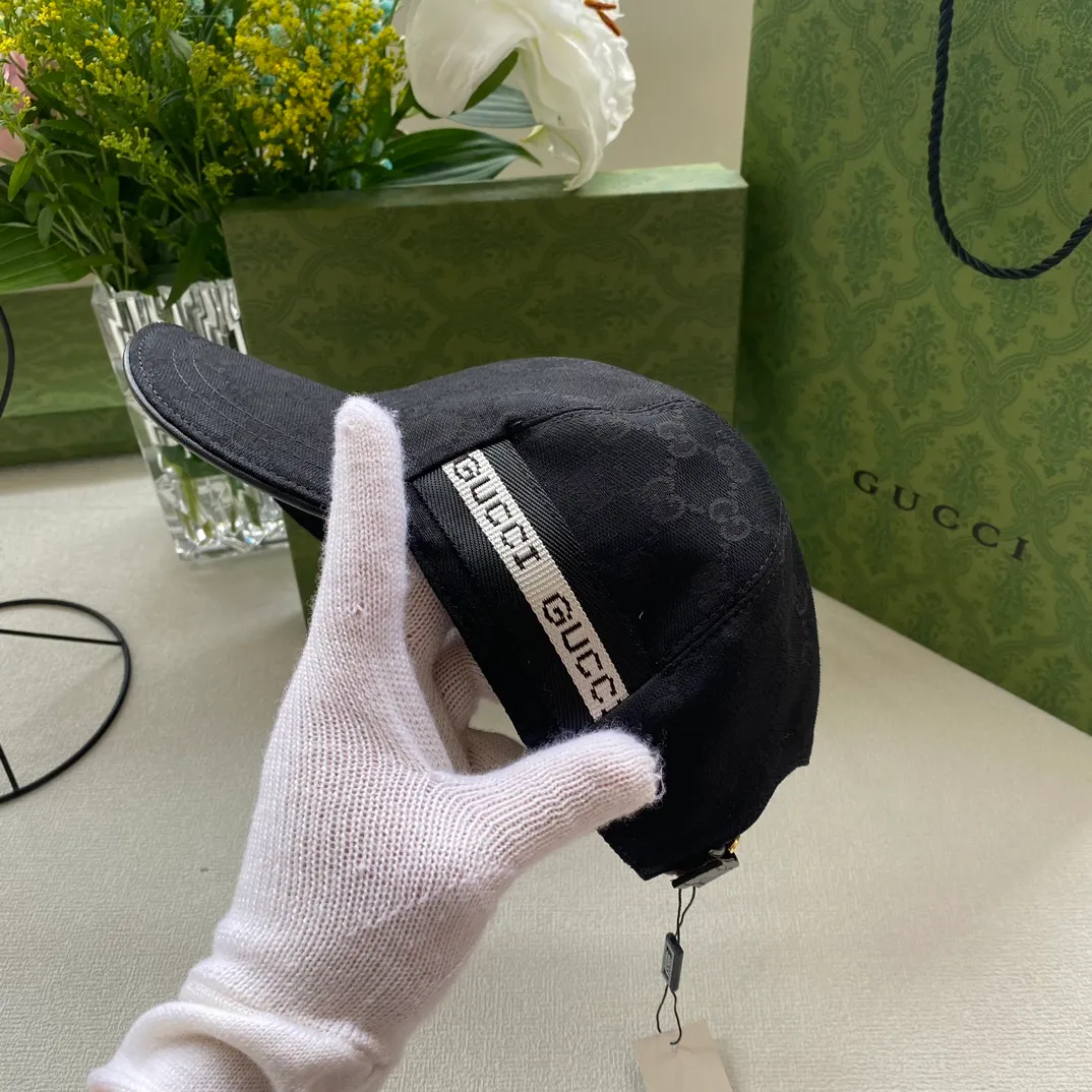 Special batch of 90 Gucci (Gucci) classic original baseball caps😍😍, 1:1 mold opening and customization at the counter, the highest version, original canvas fabric + first-layer cowhide, pure cotton lining, light and breathable! Photographed in real life, suitable for men and women in all seasons, basic head circumference 56cm, adjustable patches.