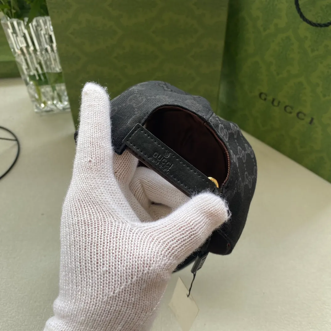 Special batch of 90 Gucci (Gucci) classic original baseball caps😍😍, 1:1 mold opening and customization at the counter, the highest version, original canvas fabric + first-layer cowhide, pure cotton lining, light and breathable! Photographed in real life, suitable for men and women in all seasons, basic head circumference 56cm, adjustable patches.