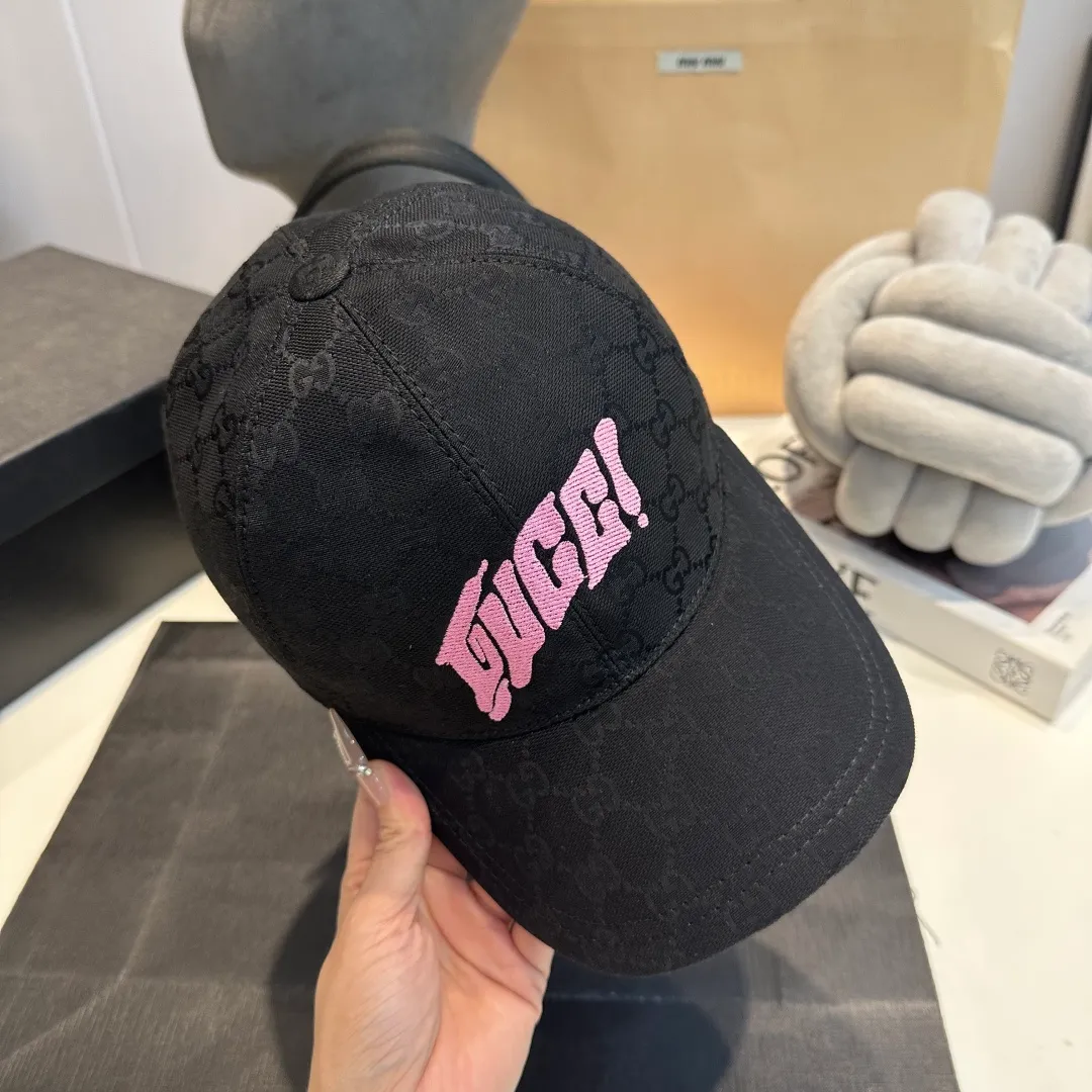 P90 Gucci new original baseball cap, double G jacquard, 1:1 mold opening and customization at the counter, perfect pattern, original canvas fabric + first layer of cowhide, light and breathable! The basic head circumference is 56cm, and the patch is adjustable.