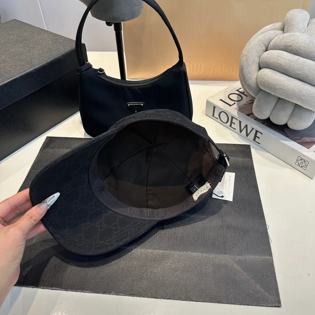 P90 Gucci new original baseball cap, double G jacquard, 1:1 mold opening and customization at the counter, perfect pattern, original canvas fabric + first layer of cowhide, light and breathable! The basic head circumference is 56cm, and the patch is adjustable.