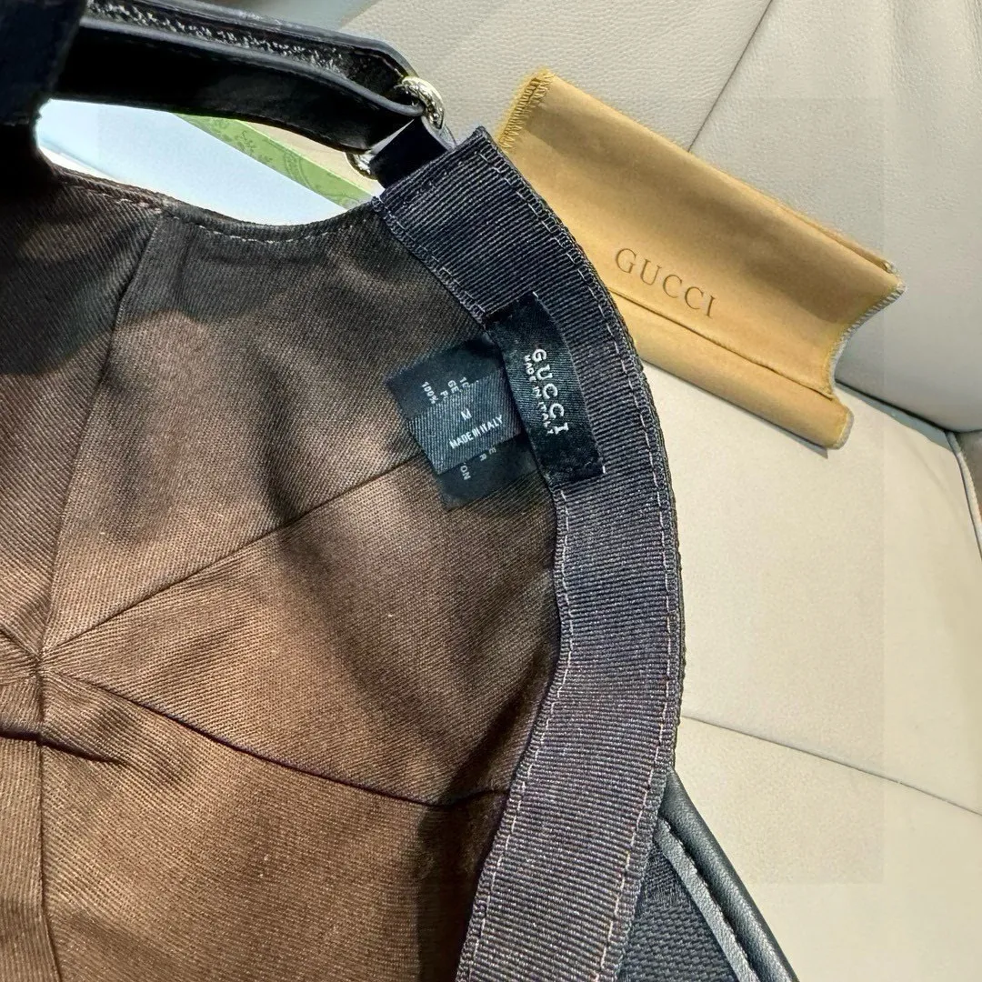 P90, Gucci's new original baseball cap, 1:1 mold customization, heavy embroidery, details comparable to those at counters, original canvas fabric + first-layer cowhide, great quality! The first choice for handsome men and beautiful women, fashionable and versatile. The basic head circumference is 56cm, and the patch is adjustable.