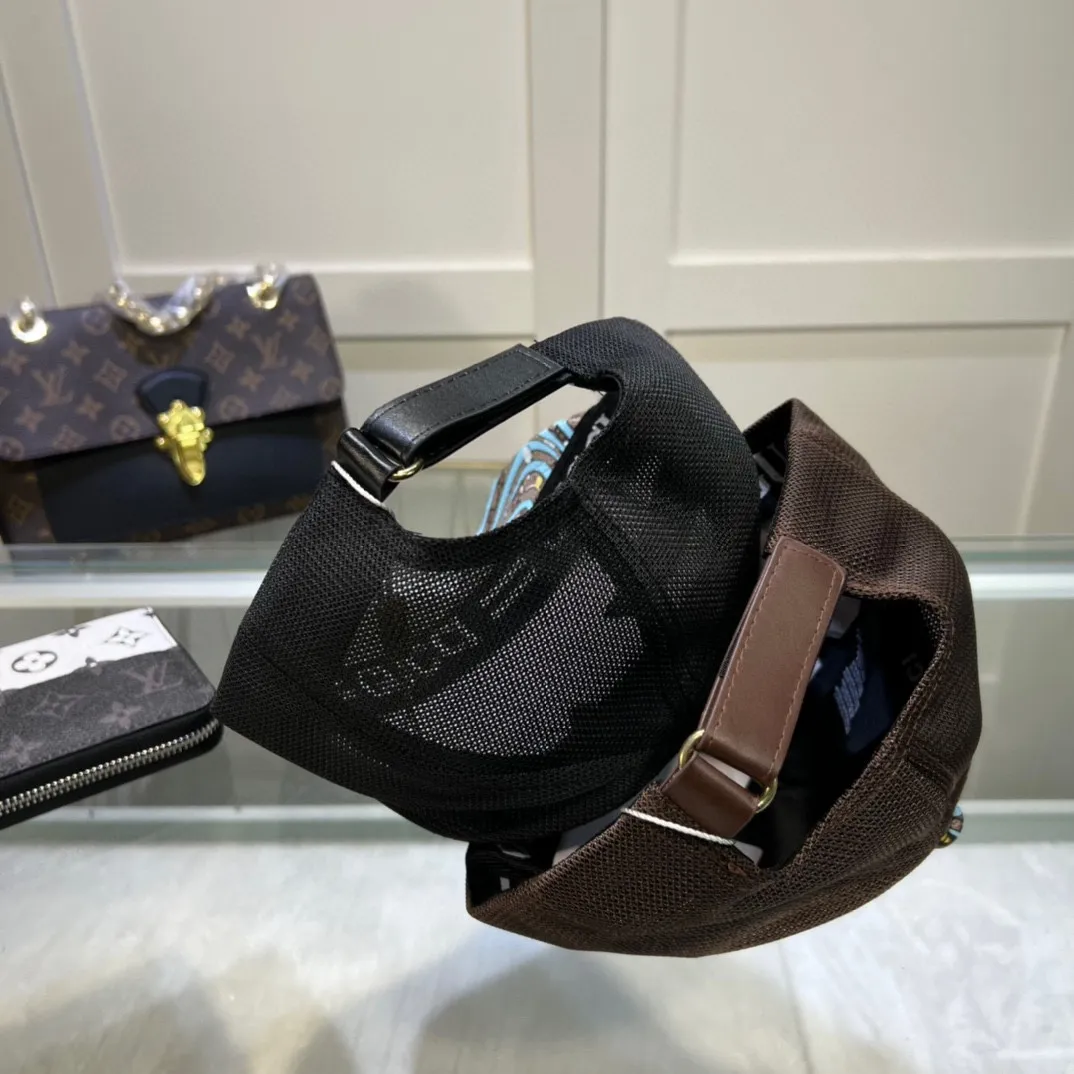 P56 comes with dust bag [GUCCI] New simple embroidered baseball cap at the counter, very trendy! Casual and sports style, classic production, super easy to match!