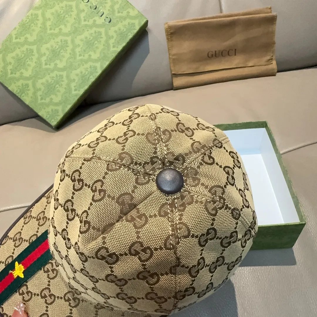 p90, Gucci's latest original baseball cap, bee webbing. 1:1 mold opening and customization at the counter, the highest version, original canvas fabric + first-layer cowhide, light and breathable! Photographed in real life, suitable for men and women in all seasons, basic head circumference 56cm, adjustable patches.