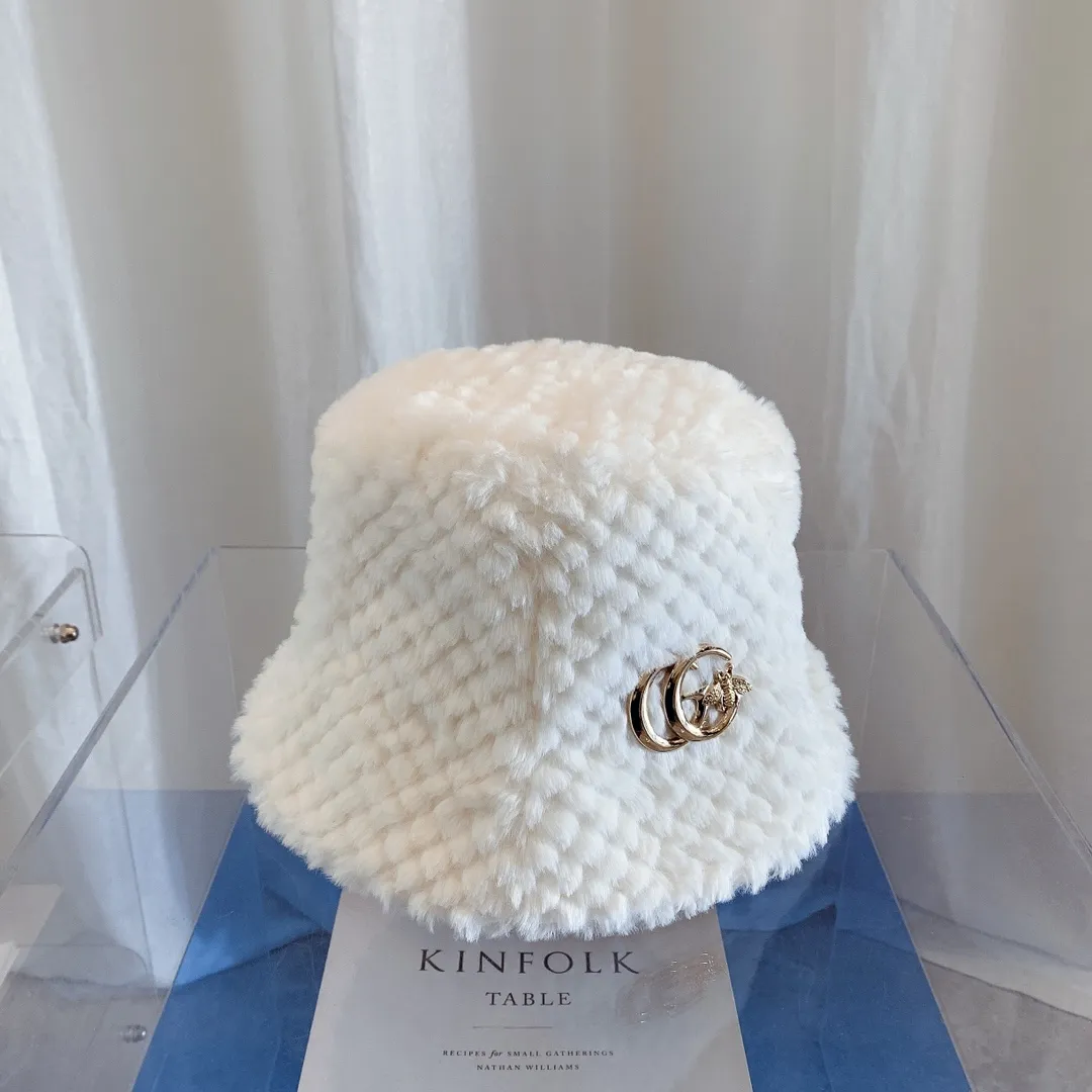 P70 GUCCI Gucci's new rabbit fur bucket hat is a must-have. The kawaii fur is super beautiful and trendy.