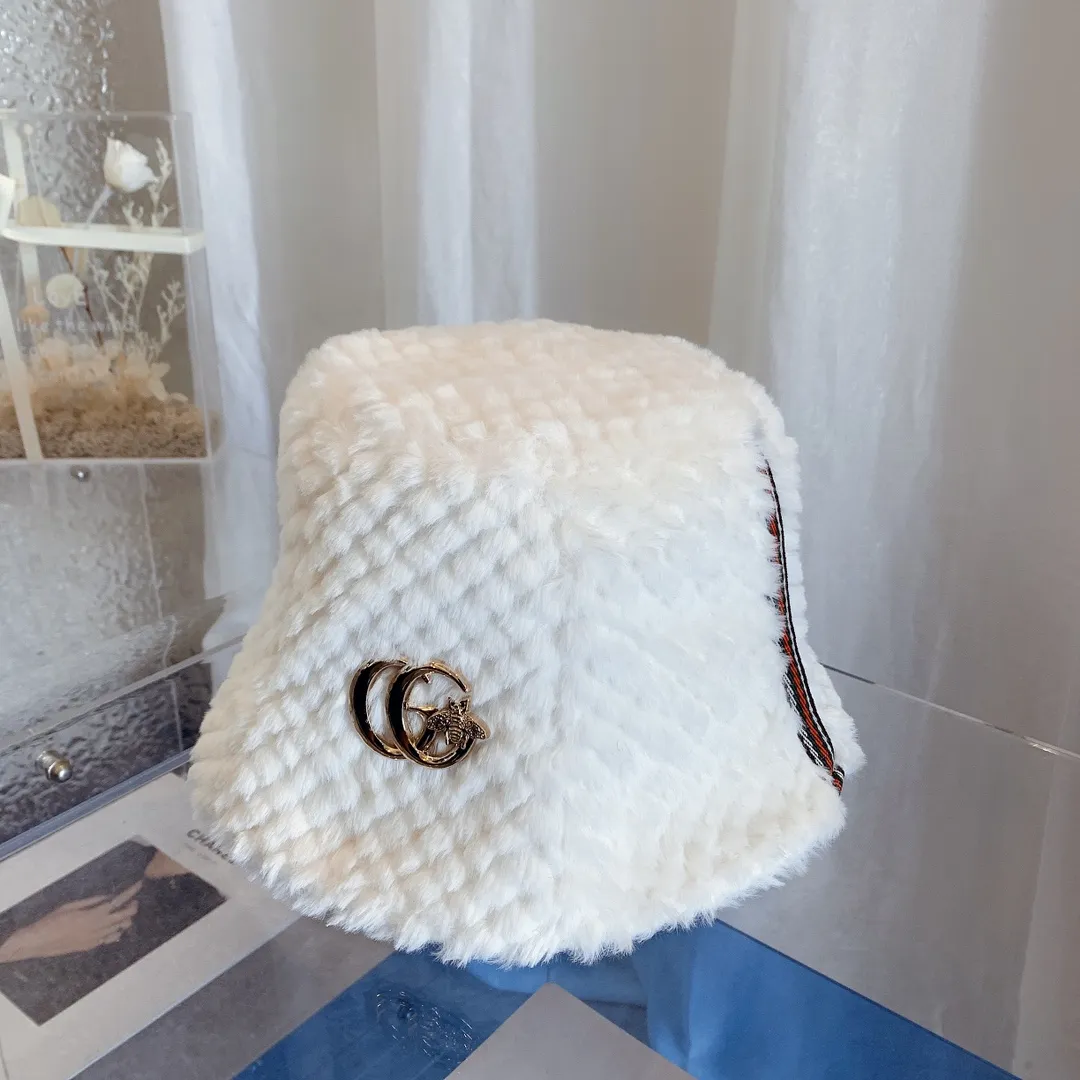 P70 GUCCI Gucci's new rabbit fur bucket hat is a must-have. The kawaii fur is super beautiful and trendy.
