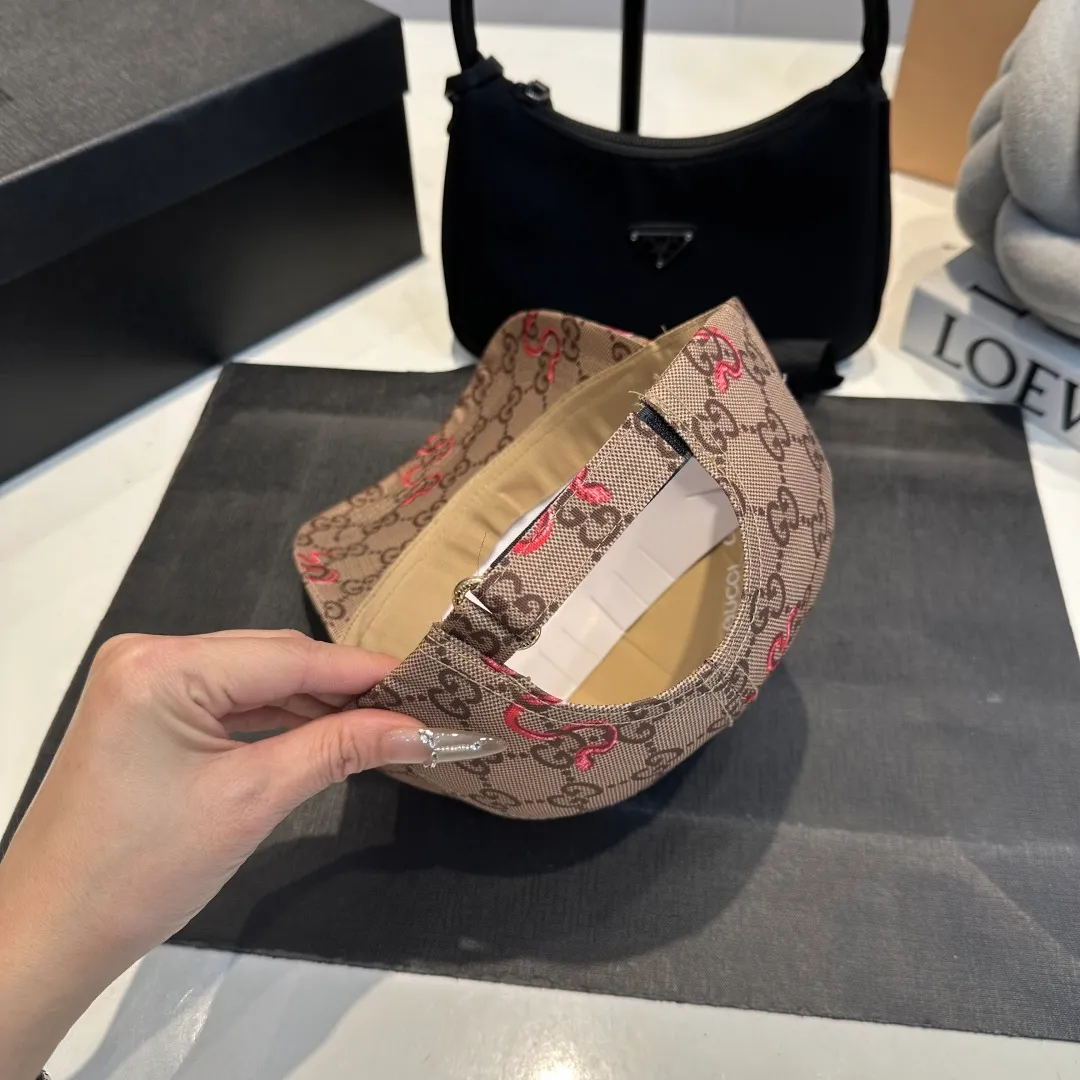 P54 Gucci Baseball Cap GUCCI🧢Official website new product, baseball cap, original quality is very popular. The workmanship is very exquisite, high-end and classy! Low-key luxury, easy to carry! Running volume!