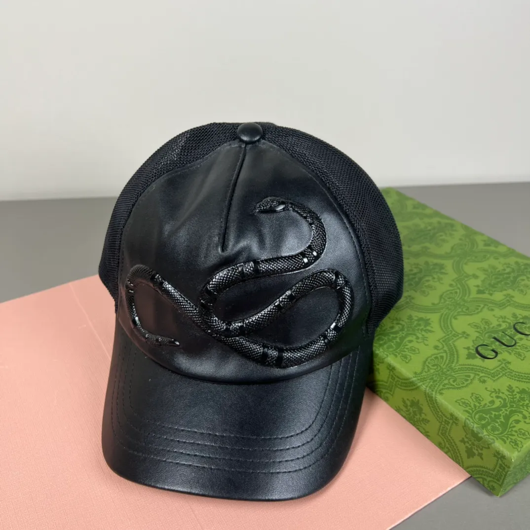 100💰Gucci (Gucci) new model original baseball cap, counter purchase quality 1:1 mold customization, genuine mold opening hardware, original canvas fabric + first-layer cowhide, original factory quality! The quality is great and the patch is adjustable. Accurate matching, perfect integration of details and craftsmanship!