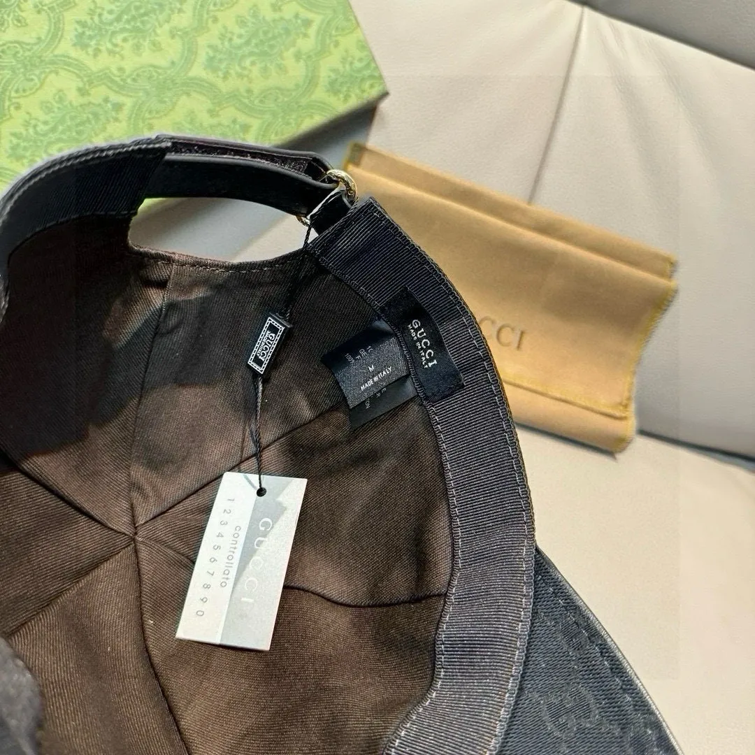 p90 ten thousand year classic model shipped!   , Gucci (Gucci) classic original baseball cap, bee webbing, 1:1 mold opening and customization at the counter, the highest version, original canvas + first-layer cowhide, pure cotton lining, light and breathable! Photographed in real life, suitable for men and women in all seasons, basic head circumference 56cm, adjustable patches.