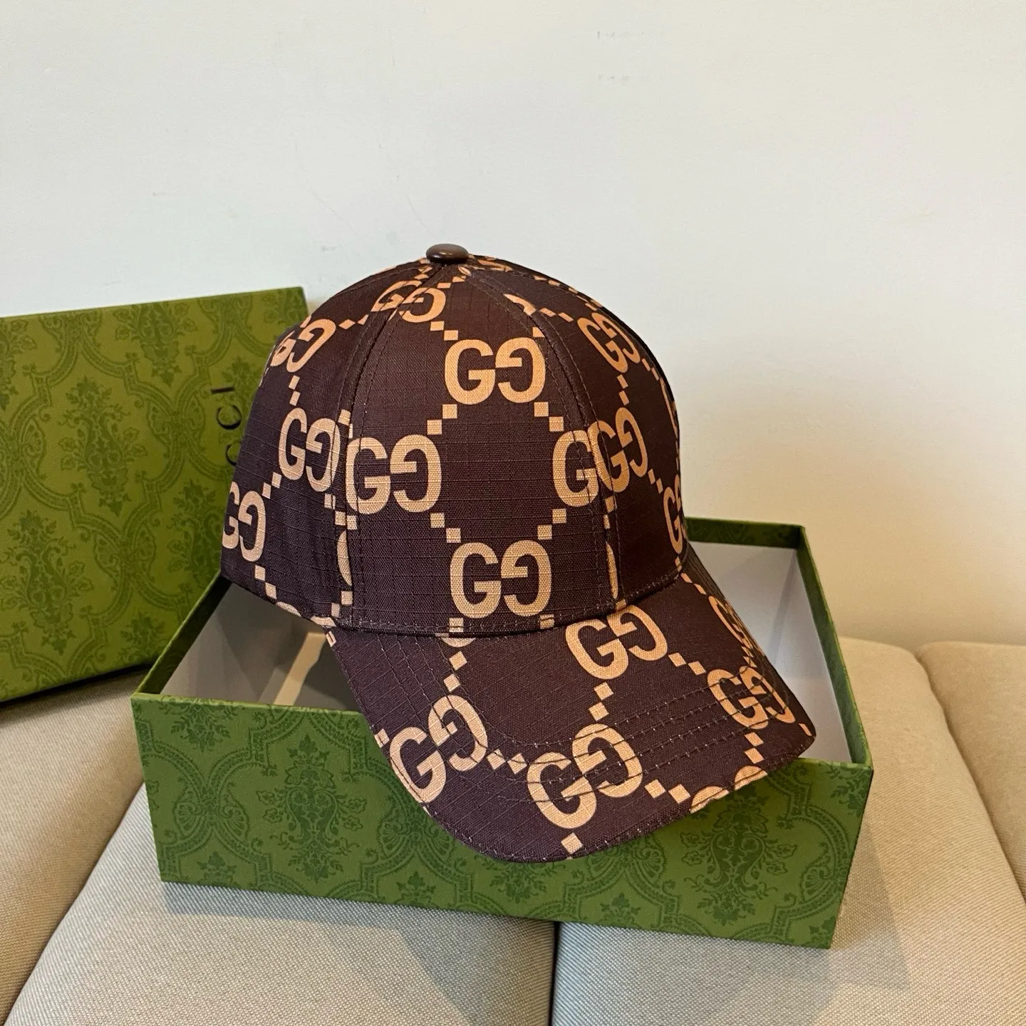 P60 Gucci Baseball Cap♥️GUCCI🧢New product from the official website, baseball cap, original quality, very popular 🔥🎩 The craftsmanship is very exquisite, high-end and classy! Low-key luxury, easy to carry! Running volume!