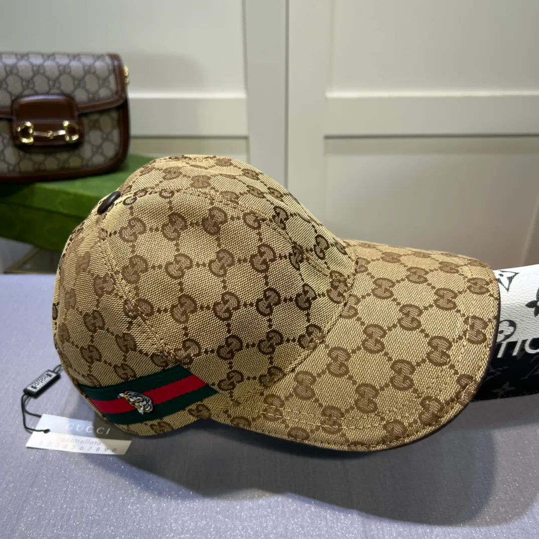 P80💰10,000-year-old classic model shipped! Gucci (Gucci) classic original baseball cap 😍😍Customized at the 1:1 counter mold, the highest version, original canvas + first layer of cowhide, pure cotton lining, light and breathable! Photographed in real life, suitable for men and women in all seasons, basic head circumference 56cm, adjustable patches.