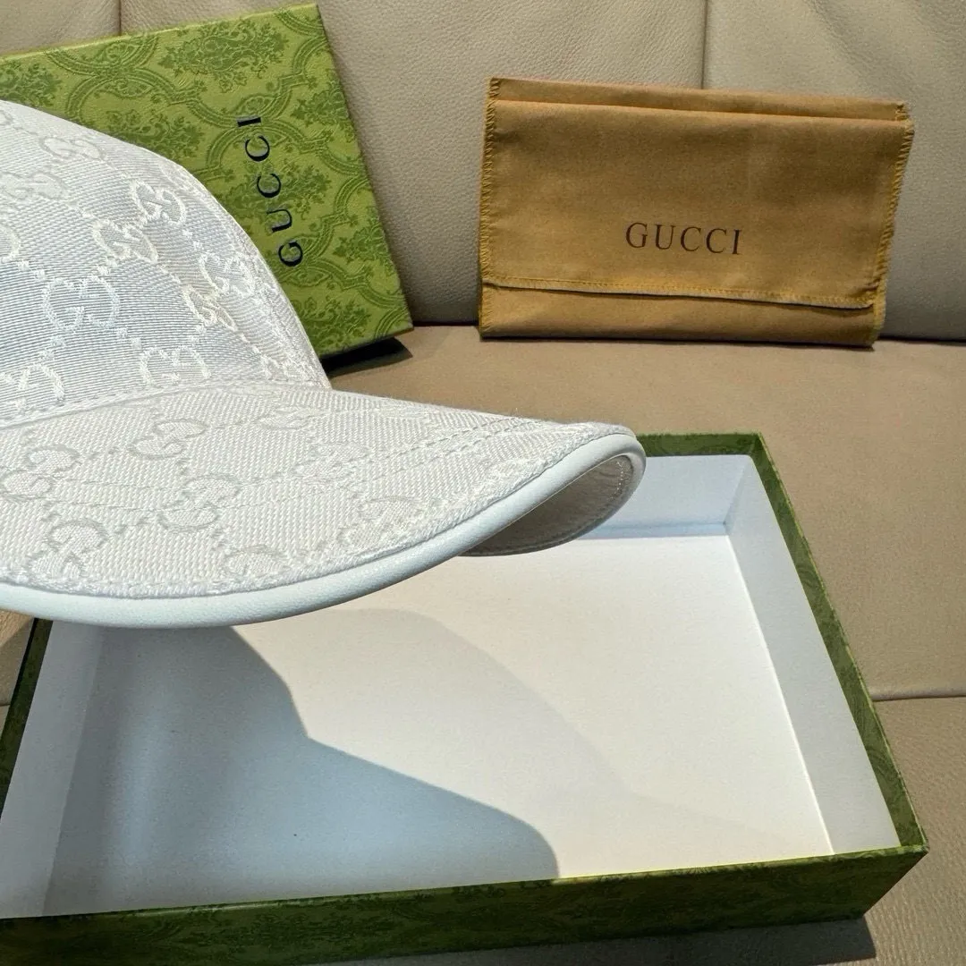 p90 ten thousand year classic model shipped!   , Gucci (Gucci) classic original baseball cap😍😍Little Bee, 1:1 mold opening and customization at the counter, the highest version, original canvas fabric + first layer of cowhide, pure cotton lining, light and breathable! Photographed in real life, suitable for men and women in all seasons, basic head circumference 56cm, adjustable patches.