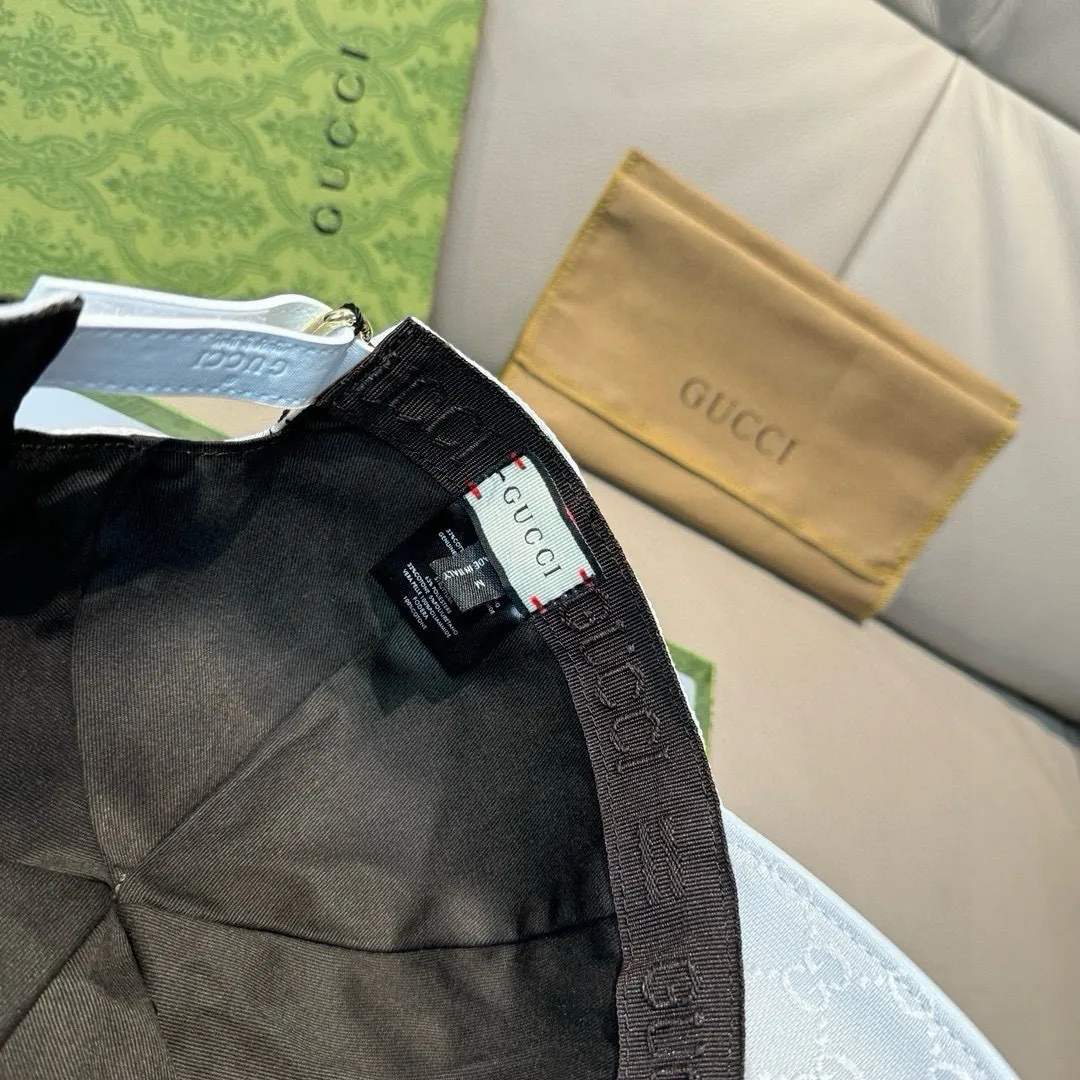 p90 ten thousand year classic model shipped!   , Gucci (Gucci) classic original baseball cap😍😍Little Bee, 1:1 mold opening and customization at the counter, the highest version, original canvas fabric + first layer of cowhide, pure cotton lining, light and breathable! Photographed in real life, suitable for men and women in all seasons, basic head circumference 56cm, adjustable patches.
