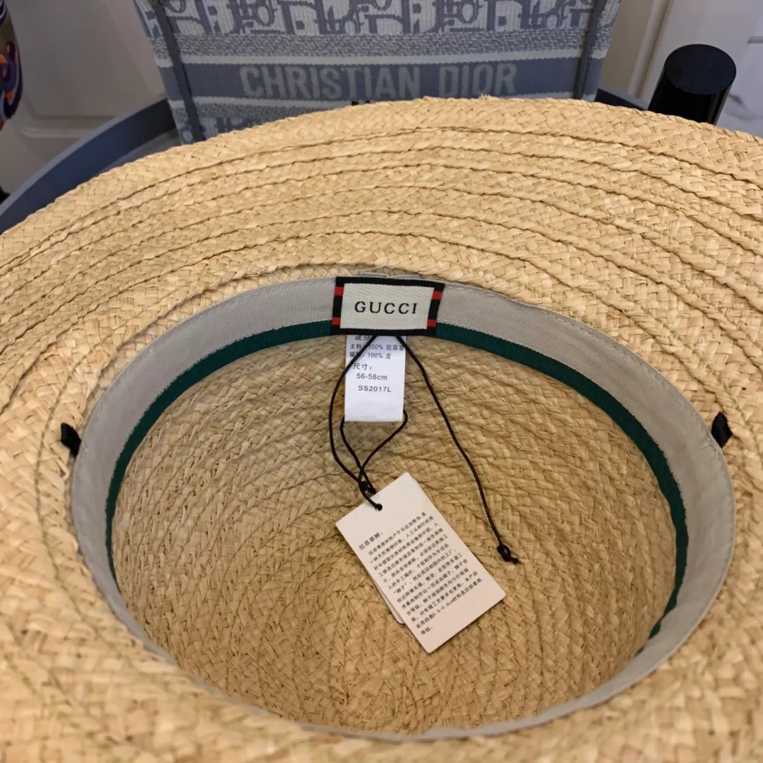 P200 GUCCI Gucci high-tech grass sun hat vacation style sun hat! New technology of mixed color weaving, rich layering, good visual effect, and more western style! The mid-range hat brim makes it more everyday when worn. Those who know their stuff, don’t miss this one! Material: 100.% raffia Head circumference: 57cm
