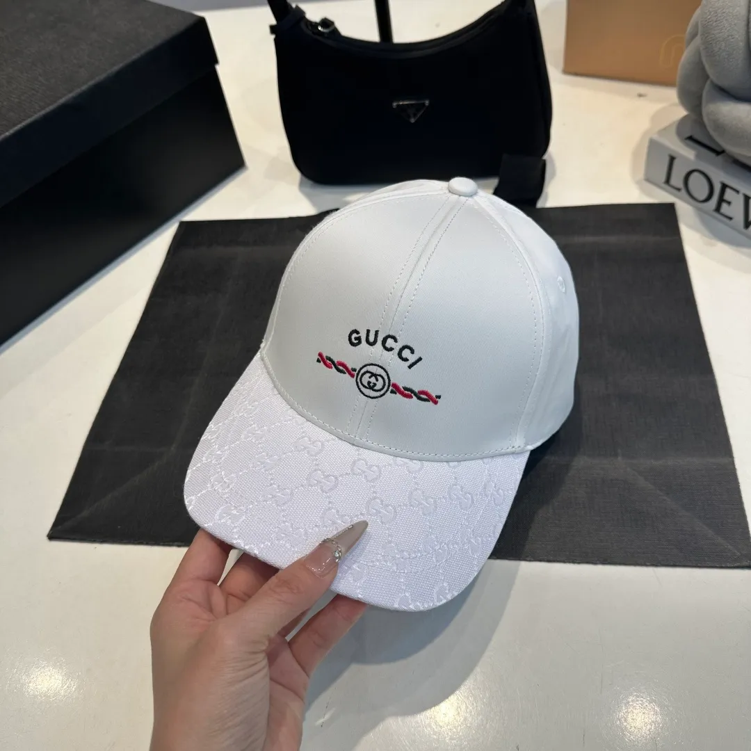 P56 Gucci Baseball Cap♥️GUCCI🧢New product from the official website, baseball cap, original quality, hot arrival 🔥🎩 The craftsmanship is very exquisite, high-end and classy! Low-key luxury, easy to carry! Running volume!