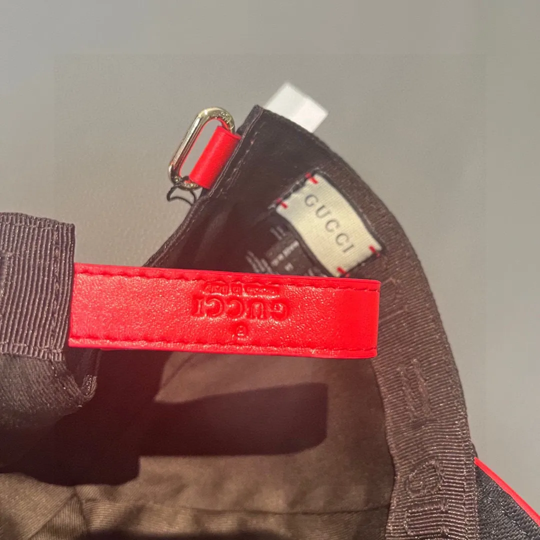 🉐️90, Gucci (Gucci) new original baseball cap, metal double G, the latest model at the counter, 1:1 mold customization, genuine mold hardware, original canvas fabric + first layer of cowhide, original quality! The quality is great, the basic head circumference is 56cm, and the patch is adjustable.