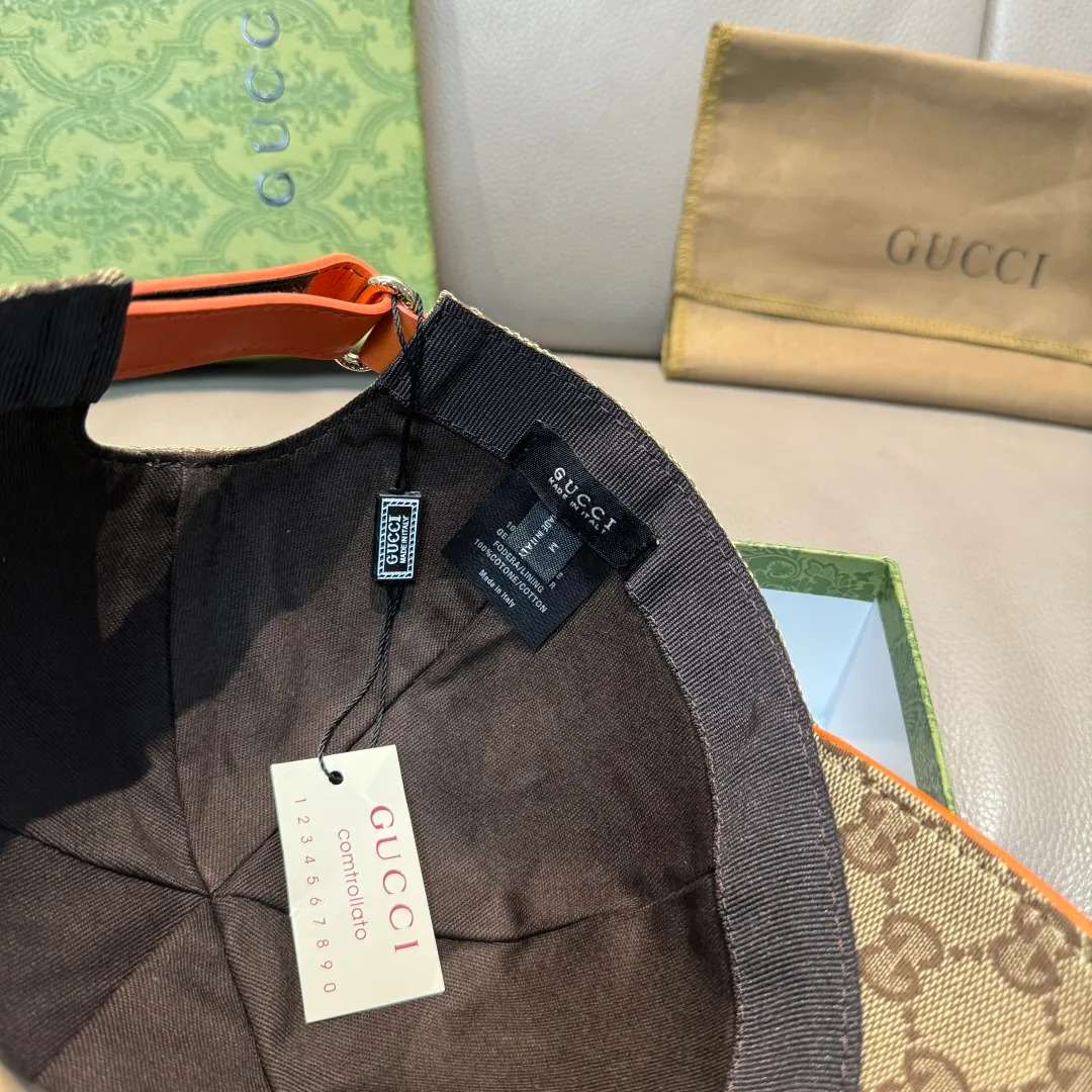P90, Gucci (Gucci) new original baseball cap, large GUCCI embroidery, 1:1 mold customization, heavy embroidery, details comparable to counters, original canvas fabric + first-layer cowhide, excellent quality! The first choice for handsome men and beautiful women, fashionable and versatile. The basic head circumference is 56cm, and the patch is adjustable.