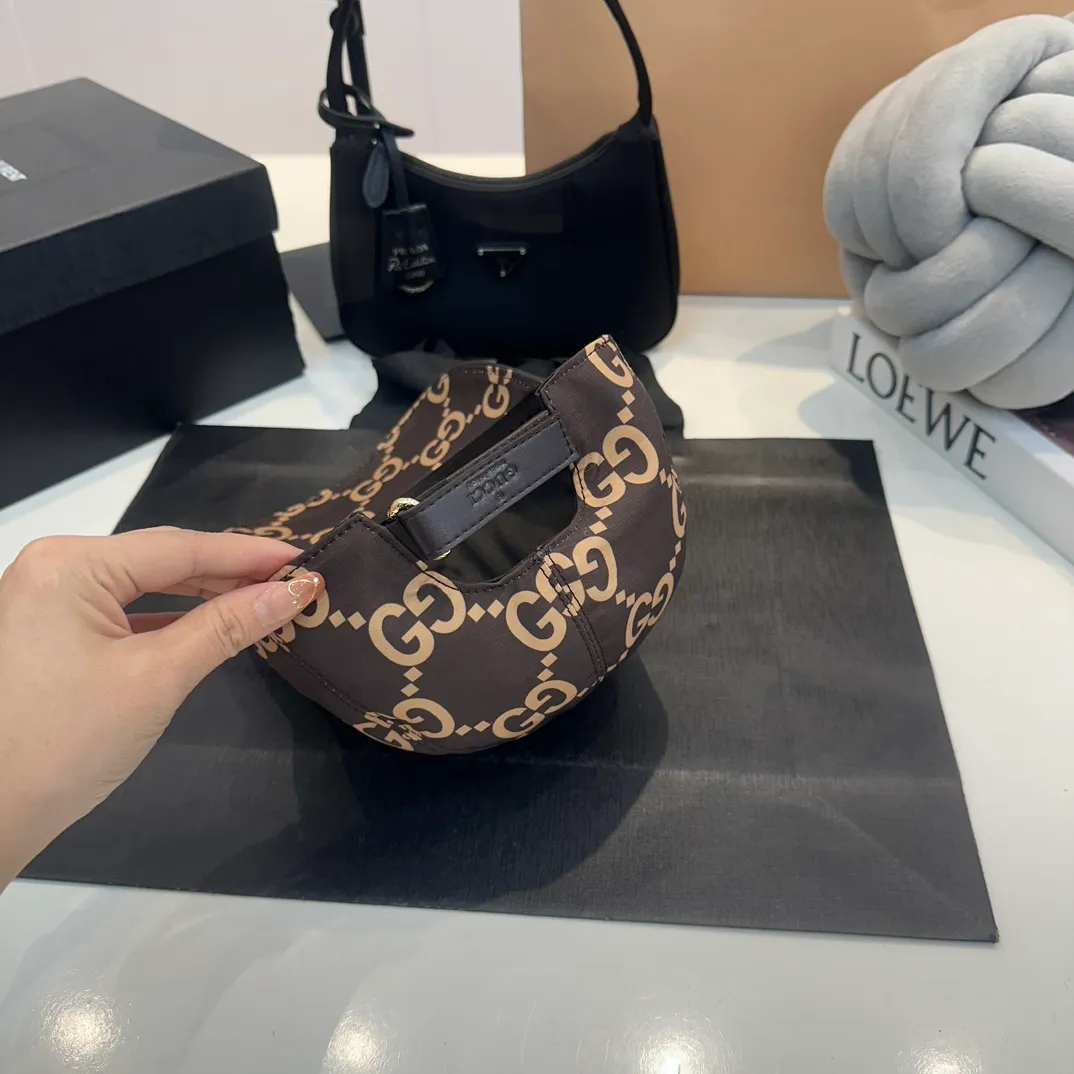 P80 Gucci (Gucci) new spring and summer original baseball cap, logo webbing, 1:1 mold customization, original canvas fabric + first-layer cowhide, popular purchasing agent, versatile style for men and women, great quality! Basic head circumference 56, adjustable patch