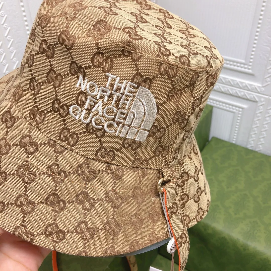 🉐80 Gucci classic presbyopic double-sided fisherman hat zg has been sold out. It is hard to find this hat. The classic presbyopic pattern is all over the whole hat. The reverse side is solid color. The double-sided wearing effect is very nice 😉