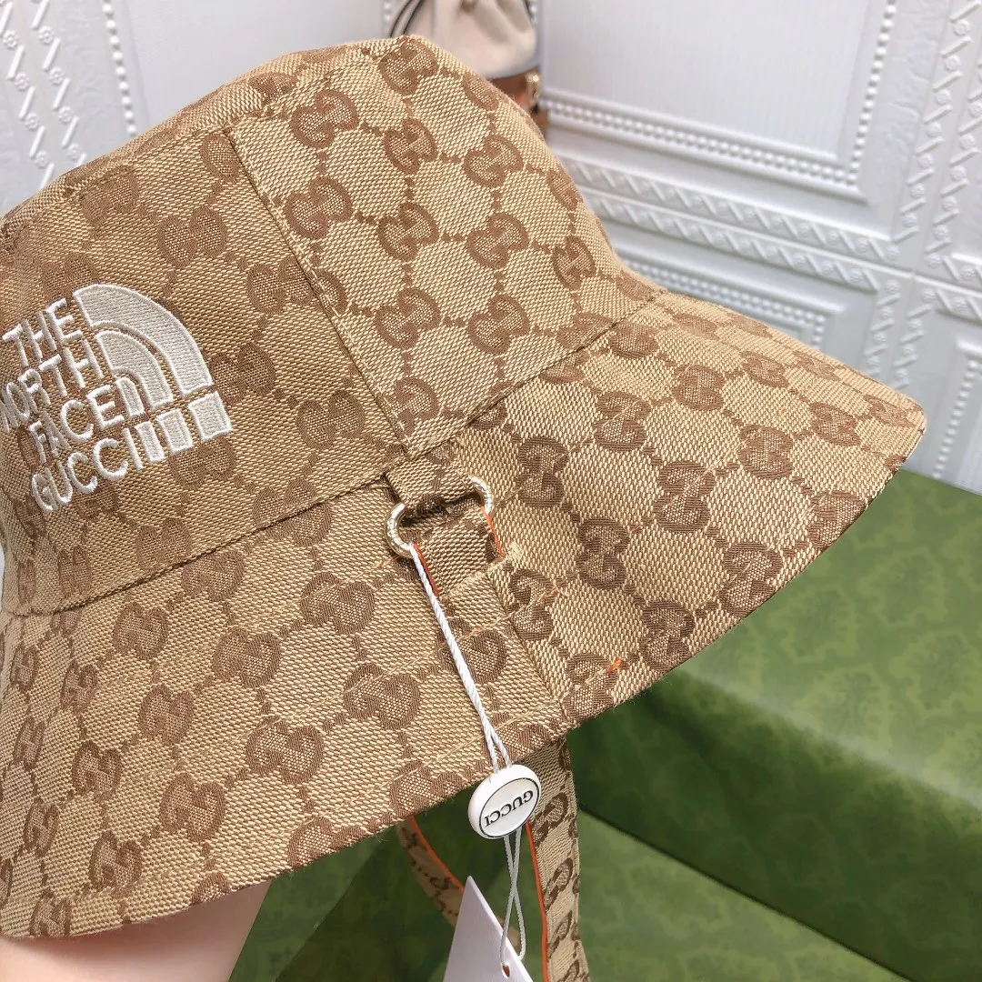 🉐80 Gucci classic presbyopic double-sided fisherman hat zg has been sold out. It is hard to find this hat. The classic presbyopic pattern is all over the whole hat. The reverse side is solid color. The double-sided wearing effect is very nice 😉