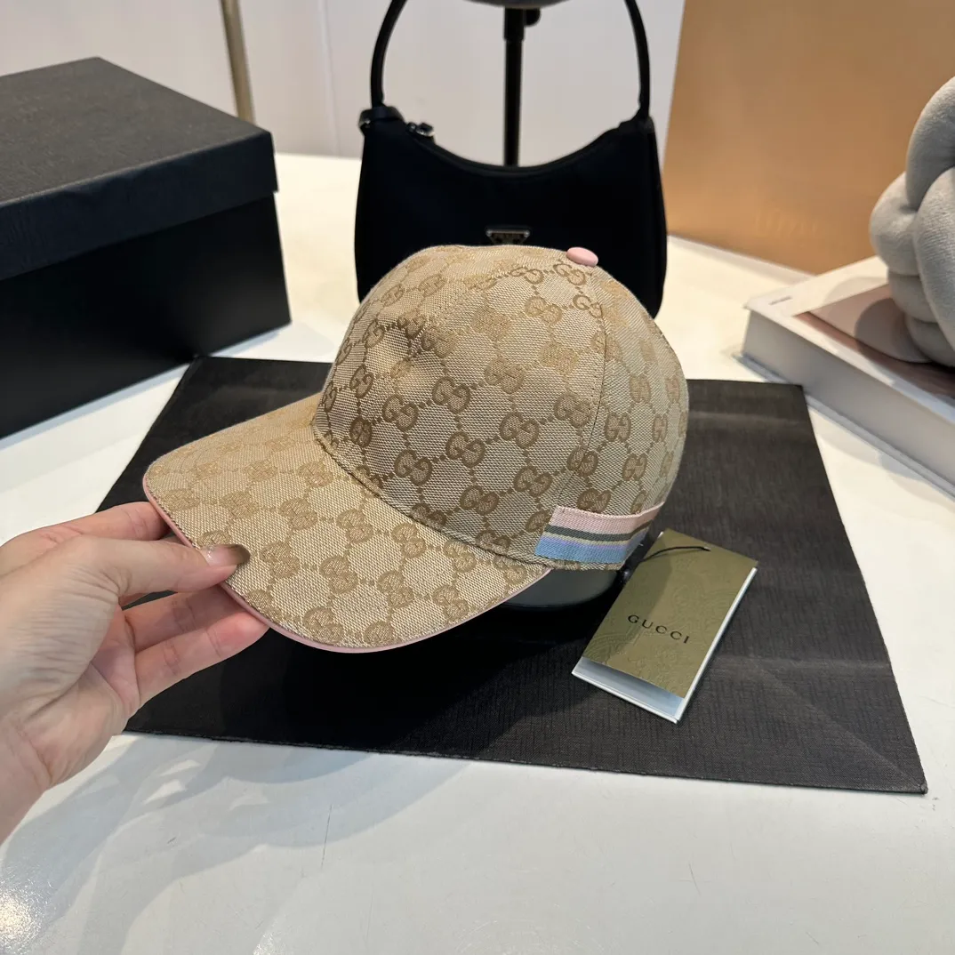P240 GUCCI Gucci baseball cap, the craftsmanship is very exquisite, high-end and classy! Low-key luxury, easy to carry! The best-selling model in the counter, dark pattern small pair G, 1:1 mold opening and customization, waterproof fabric, pure cotton lining, light and breathable. Perfect fit, accurate alignment, each leather buckle has a different code, cow leather adjustment buckle, exclusive real shot, suitable for men and women.