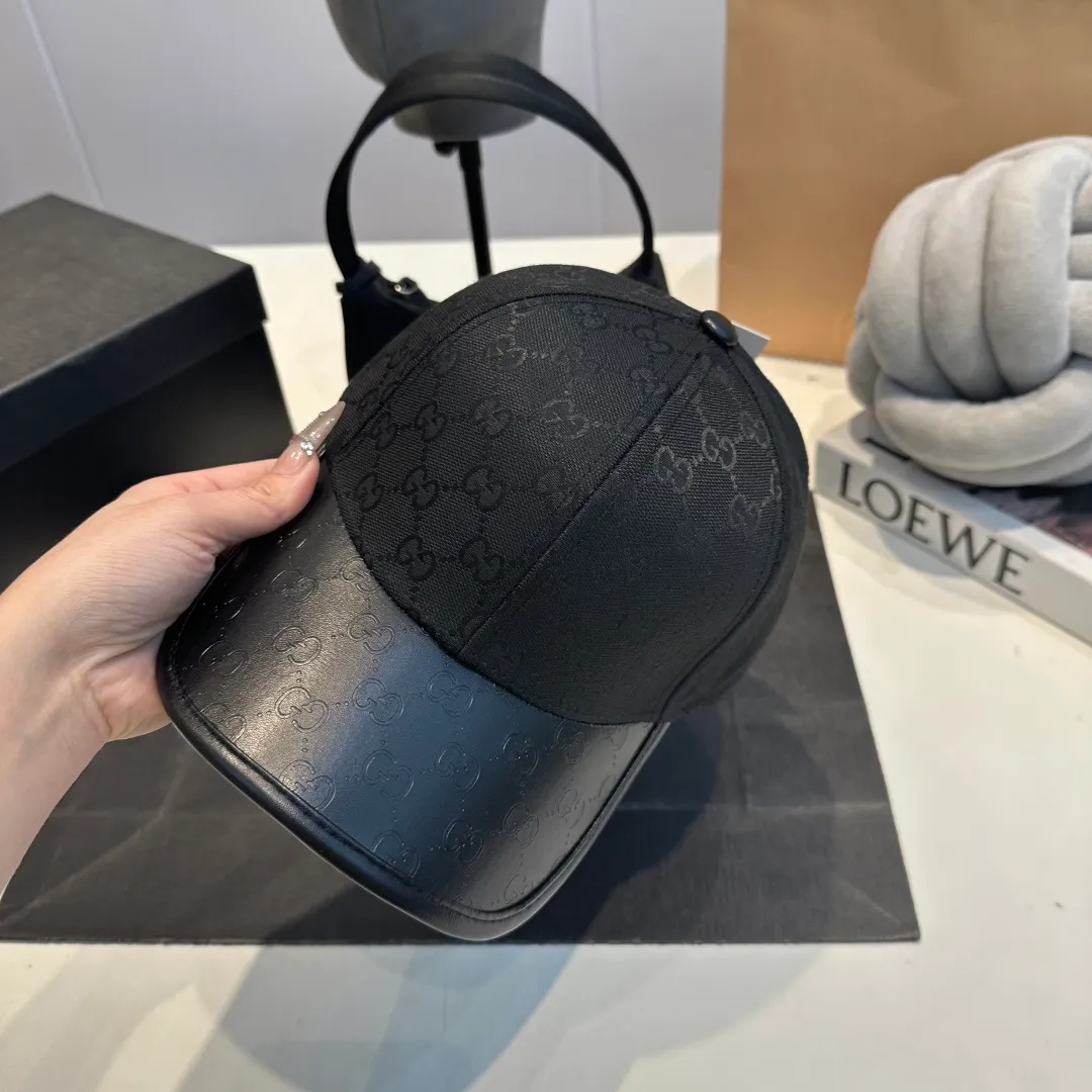 P56 Gucci Baseball Cap♥️GUCCI🧢New product from the official website, baseball cap, original quality, hot arrival 🔥🎩 The craftsmanship is very exquisite, high-end and classy! Low-key luxury, easy to carry! Running volume!