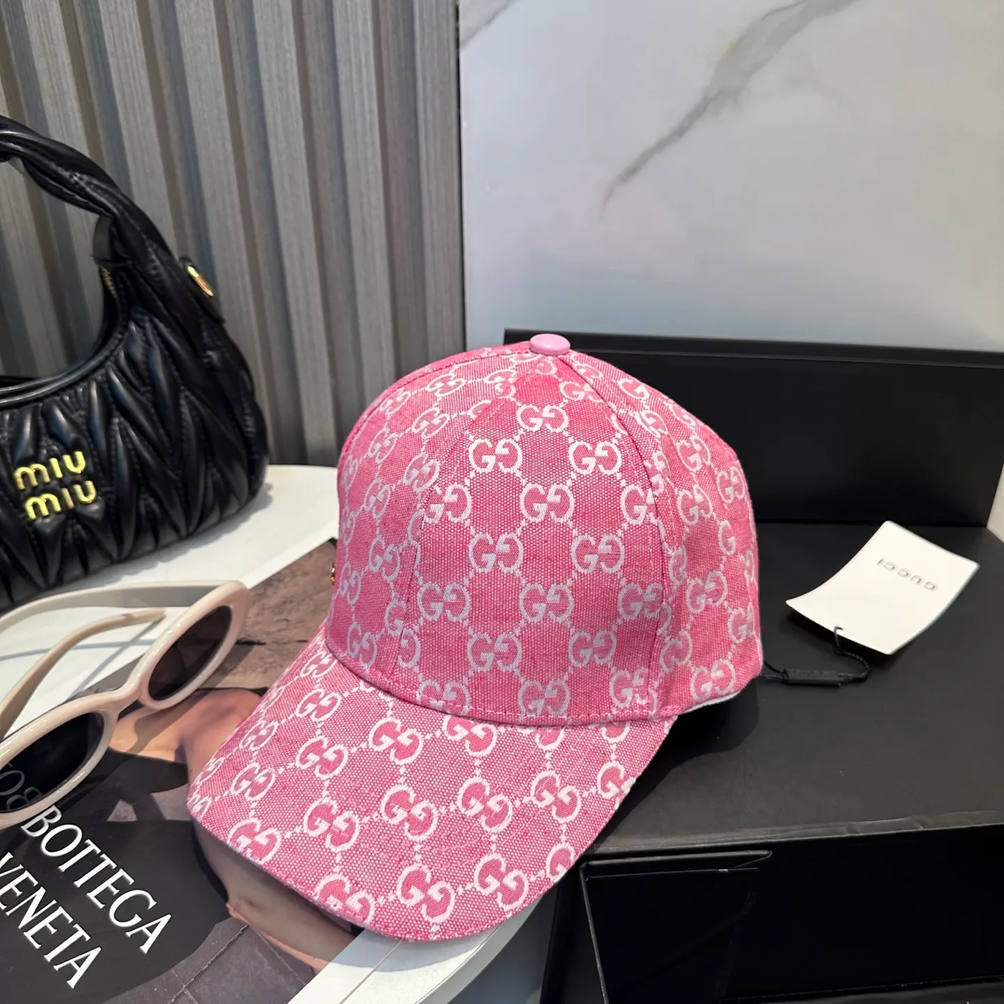 P54 Gucci (Gucci) classic original baseball cap😍Customized with 1:1 mold opening at the counter, the highest version, the original canvas is light and breathable! Photographed in real life, suitable for men and women in all seasons, basic head circumference 56cm, adjustable patches.