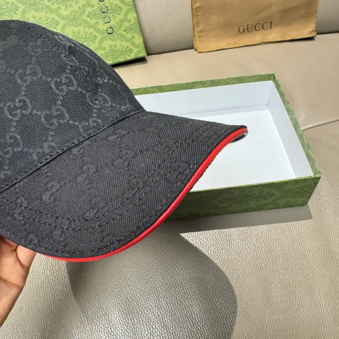 P90., Gucci (Gucci) new original baseball cap, metal double G, the latest model at the counter, 1:1 mold customization, genuine mold hardware, original canvas fabric + first-layer cowhide, original quality! The quality is great, the basic head circumference is 56cm, and the patch is adjustable.