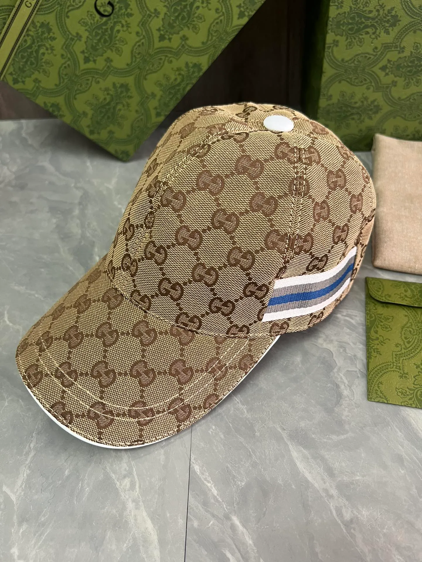 GUCCI original customization 1:1 mold customization Monogram cowboy hat combines the brand's traditional luxury connotation with modern streetwear aesthetics, showing the design personality of the spring and summer series. The hat body is made of original imported fabrics, rubber buckles, and first-layer cowhide edging, exquisite and flawless! Meticulous workmanship, original quality 😊 2016120