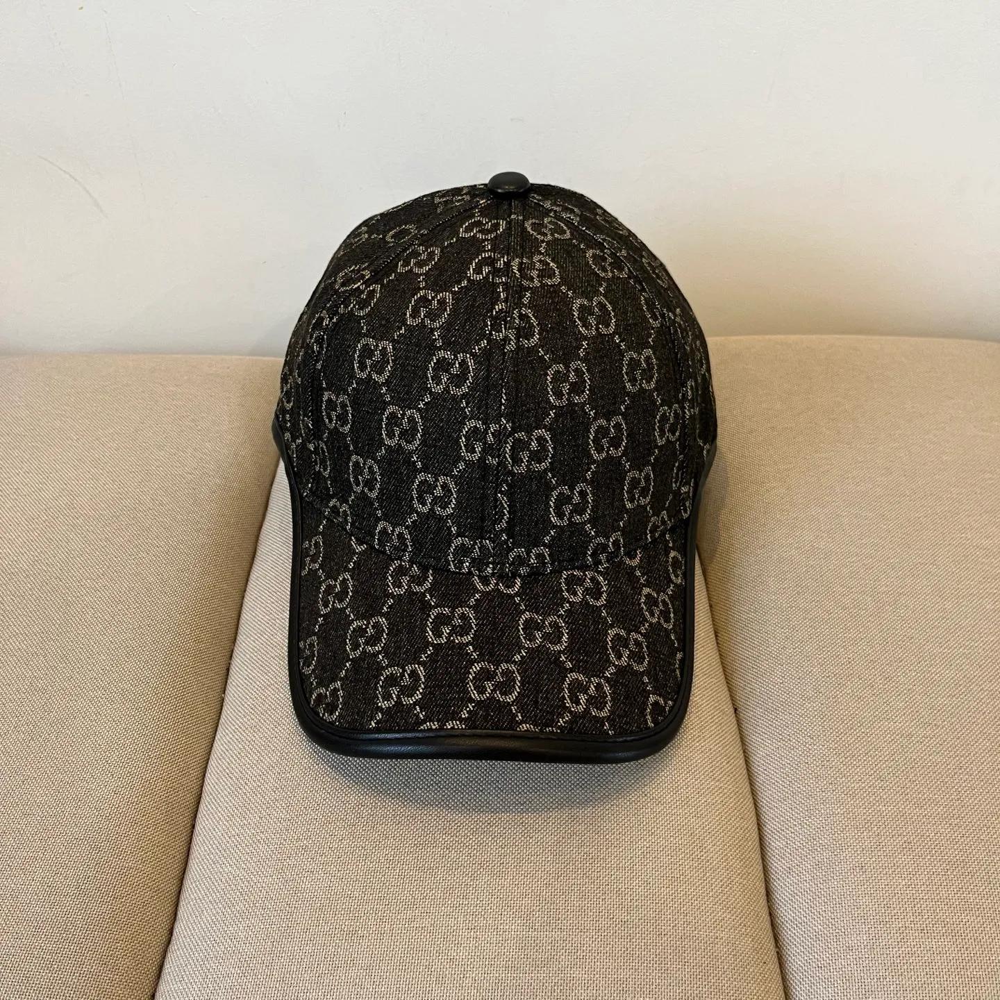 P56 Gucci Baseball Cap♥️GUCCI🧢New product from the official website, baseball cap, original quality, hot arrival 🔥🎩 The craftsmanship is very exquisite, high-end and classy! Low-key luxury, easy to carry! Running volume!