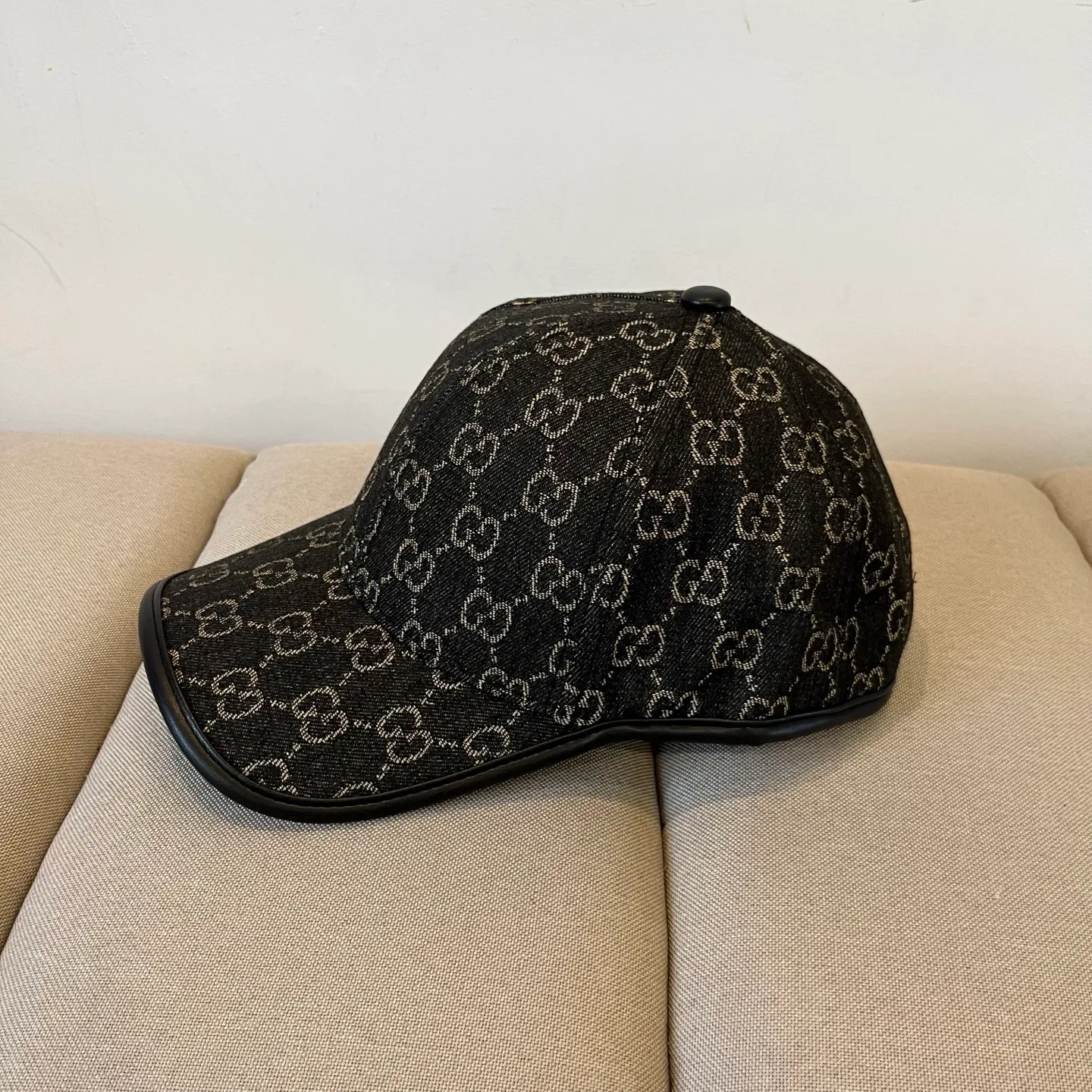 P56 Gucci Baseball Cap♥️GUCCI🧢New product from the official website, baseball cap, original quality, hot arrival 🔥🎩 The craftsmanship is very exquisite, high-end and classy! Low-key luxury, easy to carry! Running volume!