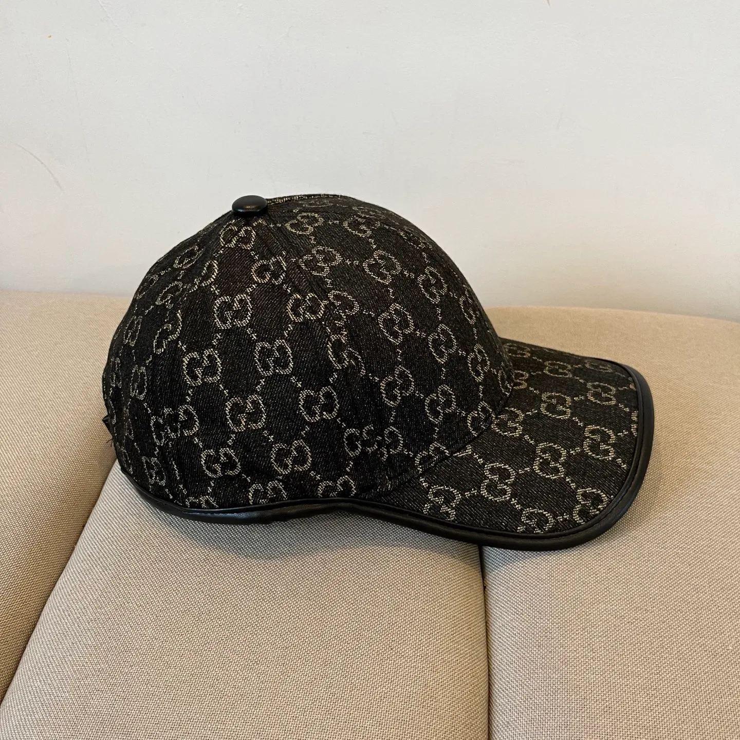 P56 Gucci Baseball Cap♥️GUCCI🧢New product from the official website, baseball cap, original quality, hot arrival 🔥🎩 The craftsmanship is very exquisite, high-end and classy! Low-key luxury, easy to carry! Running volume!