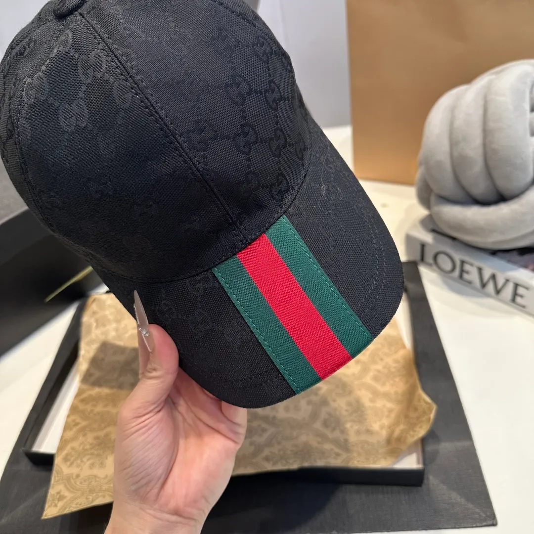 P1 million classic model shipped in new colors! Comes with a box bag, Gucci's classic original baseball cap😍😍Customized at a 1:1 mold at the counter, the highest version, original canvas fabric + first-layer cowhide, light and breathable! Photographed in real life, suitable for men and women in all seasons, basic head circumference 56cm, adjustable patches.