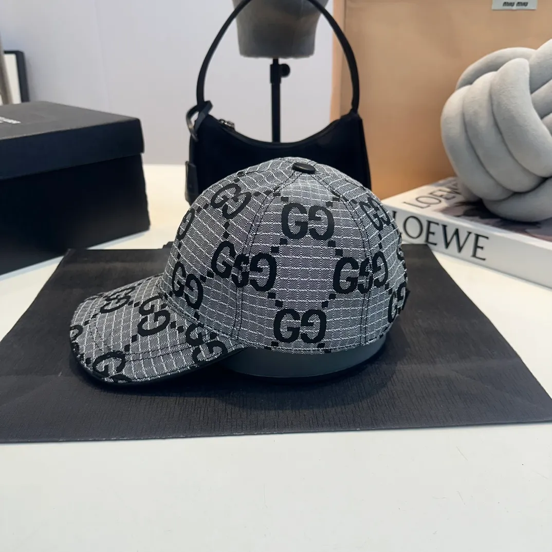 P90 Gucci (Gucci) new original baseball cap, Multicolor series canvas baseball cap! The latest model from the counter, 1:1 genuine mold opening, original canvas fabric + first layer of cowhide, original factory quality! The quality is great, the basic head circumference is 56cm, the patch is adjustable