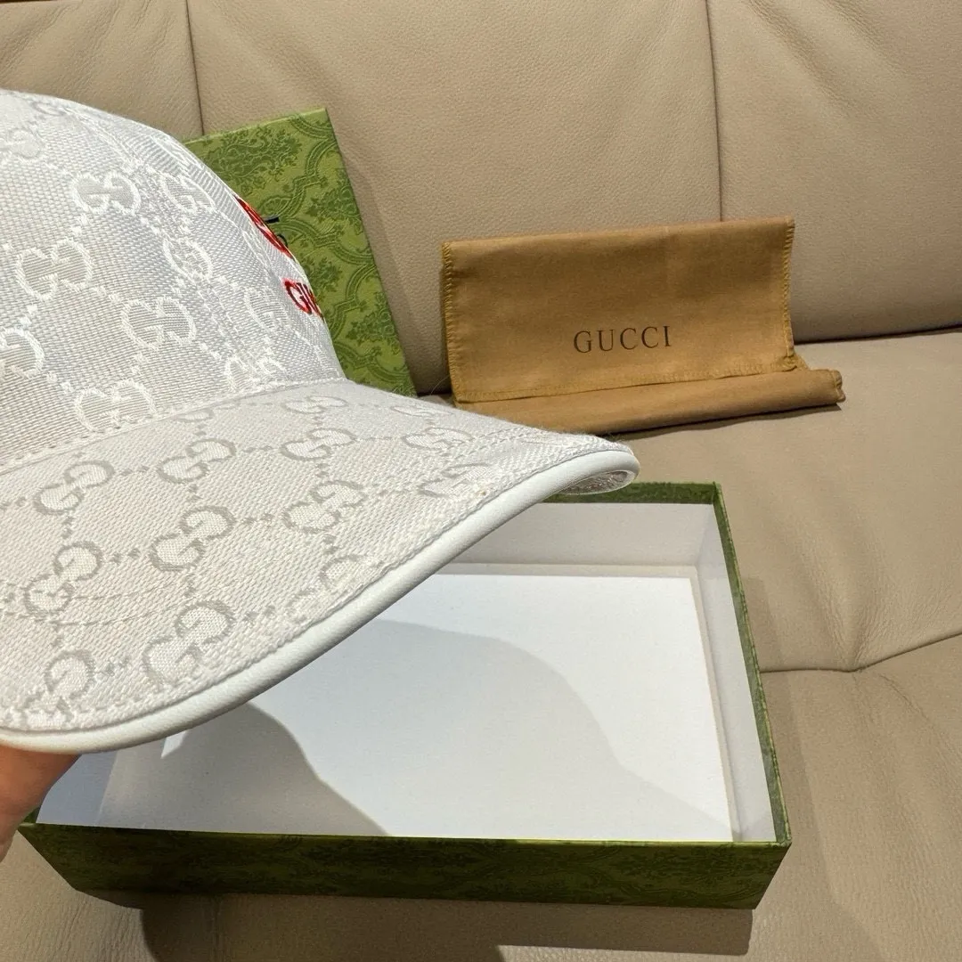 P900,000 classic model shipped! , Gucci (Gucci) classic original baseball cap😍😍gucci small embroidery, 1:1 mold opening and customization at the counter, the highest version, original canvas fabric + first layer of cowhide, pure cotton lining, light and breathable! Photographed in real life, suitable for men and women in all seasons, basic head circumference 56cm, adjustable patches.