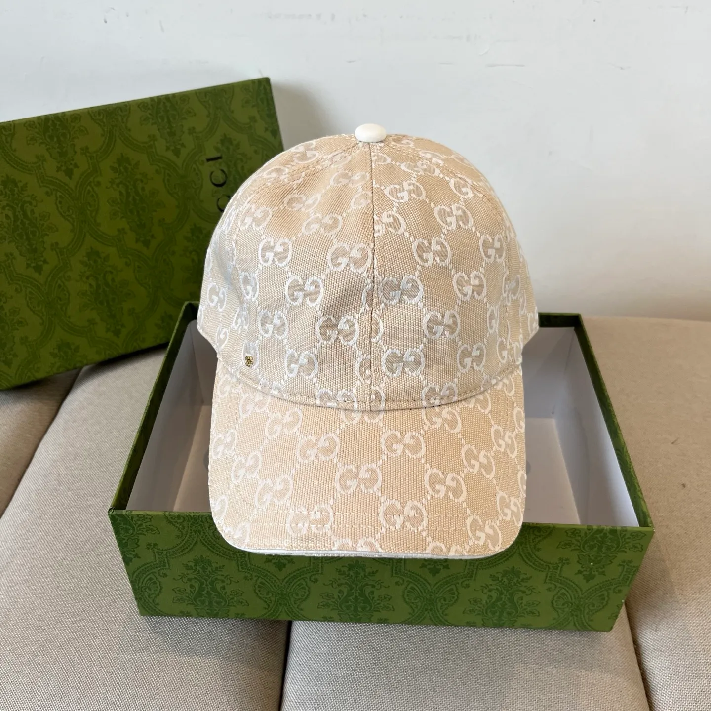 P60 Gucci Baseball Cap♥️GUCCI🧢New product from the official website, baseball cap, original quality, very popular 🔥🎩 The craftsmanship is very exquisite, high-end and classy! Low-key luxury, easy to carry! Running volume!