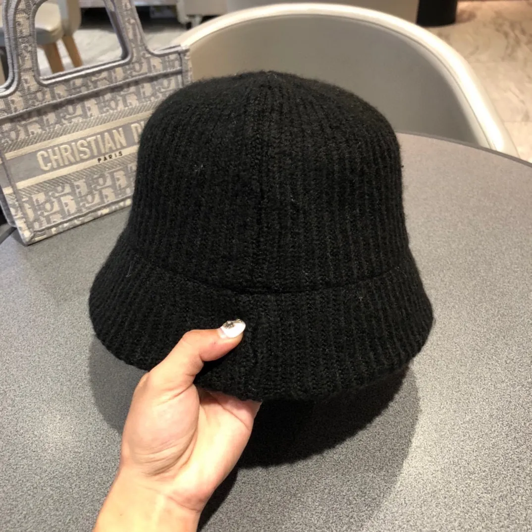 P160 GUCCI Rabbit Velvet Bucket Hat The same solid color knitted hat as the star, with delicate and soft texture and thick fabric!