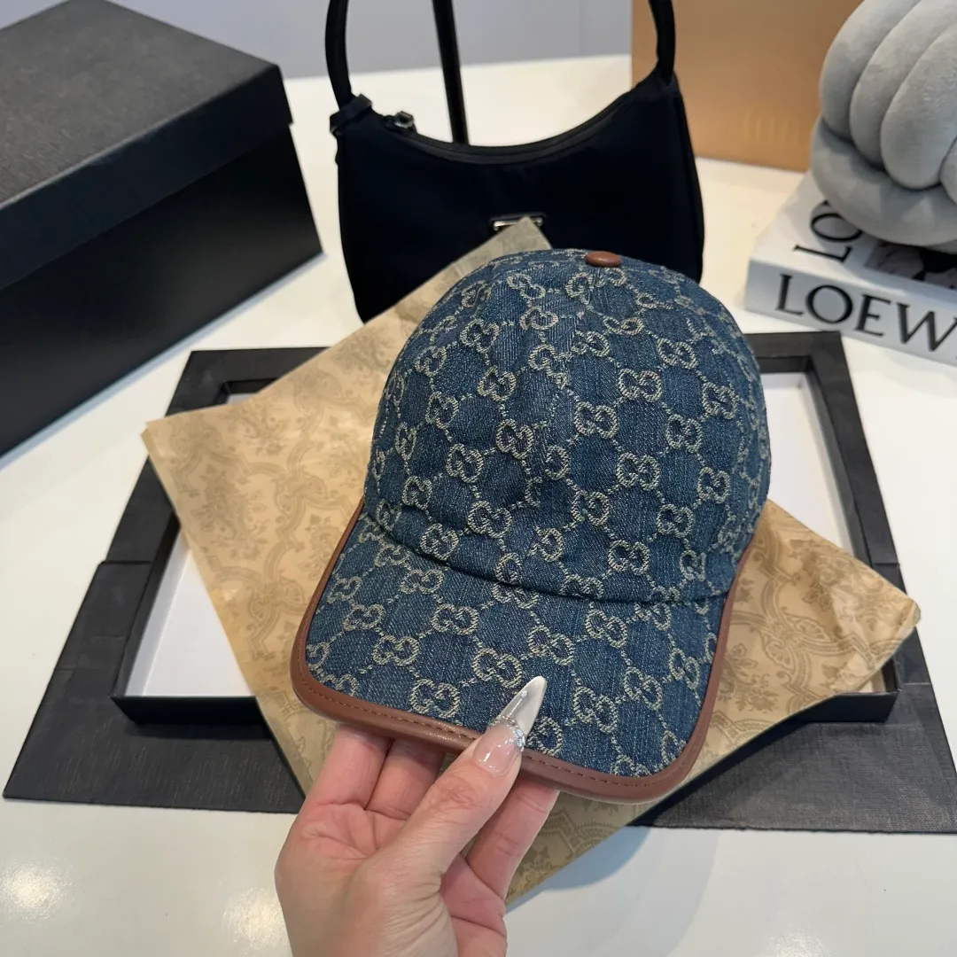 P160 Gucci's new original baseball cap is custom-made with a 1:1 mold. Selected soft accessories are crafted with denim to show the charm of the new season. Archival symbols and iconic brand patterns give the pieces a contemporary feel. This baseball cap is made of blue and white GG denim, with brown leather piping, making the entire design even more eye-catching.