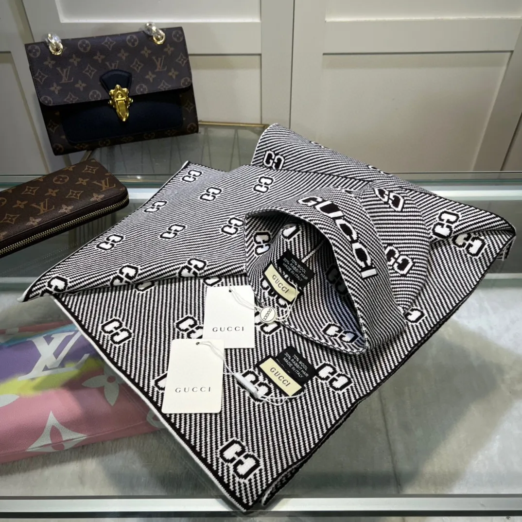 P170 GUCCI hat + scarf, a precious collection of soul hats! Recommended by Xiaohongshu and recommended by major internet celebrities! Every color is very beautiful! classic! Soft to the touch. 70% wool ➕ 30% rabbit fur. The materials used are top-notch and luxurious. This is the charm of the product. It is easy to get in and out of the counter. If you come to the mixed counter, you must buy it. Plain and light color, simple and high-end, I love every color. And it is beautiful and durable! It can be worn by men, women and children! You can beautify it when you see the real thing ~ scarf size 36*180